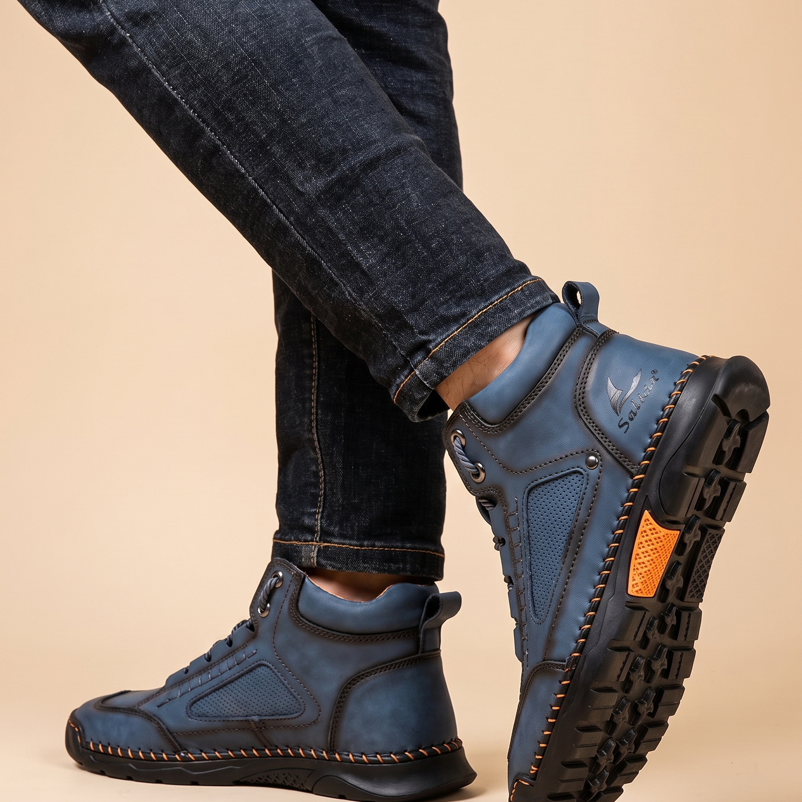 Herrenschuh auf warmbeigem Hintergrund #E8DED2 mit männlichem Modell
