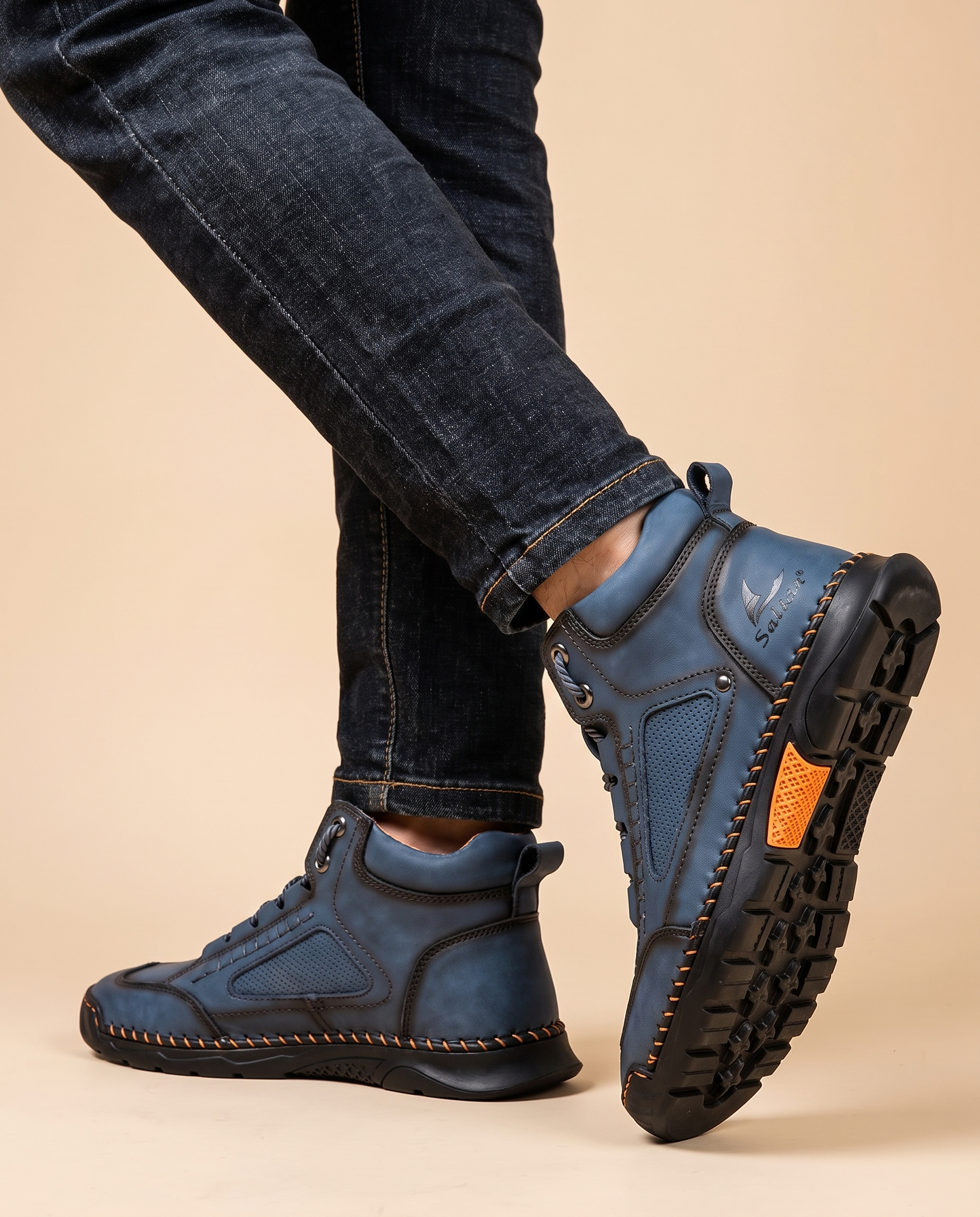 Herrenschuh auf warmbeigem Hintergrund #E8DED2 mit männlichem Modell