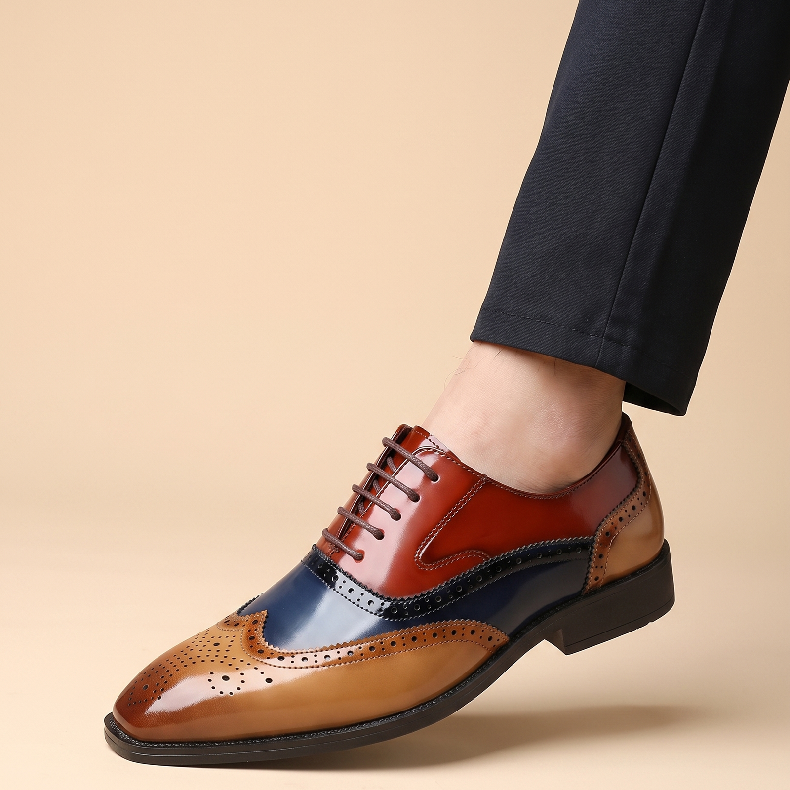 Herrenschuh auf warmbeigem Hintergrund #E8DED2 mit männlichem Modell