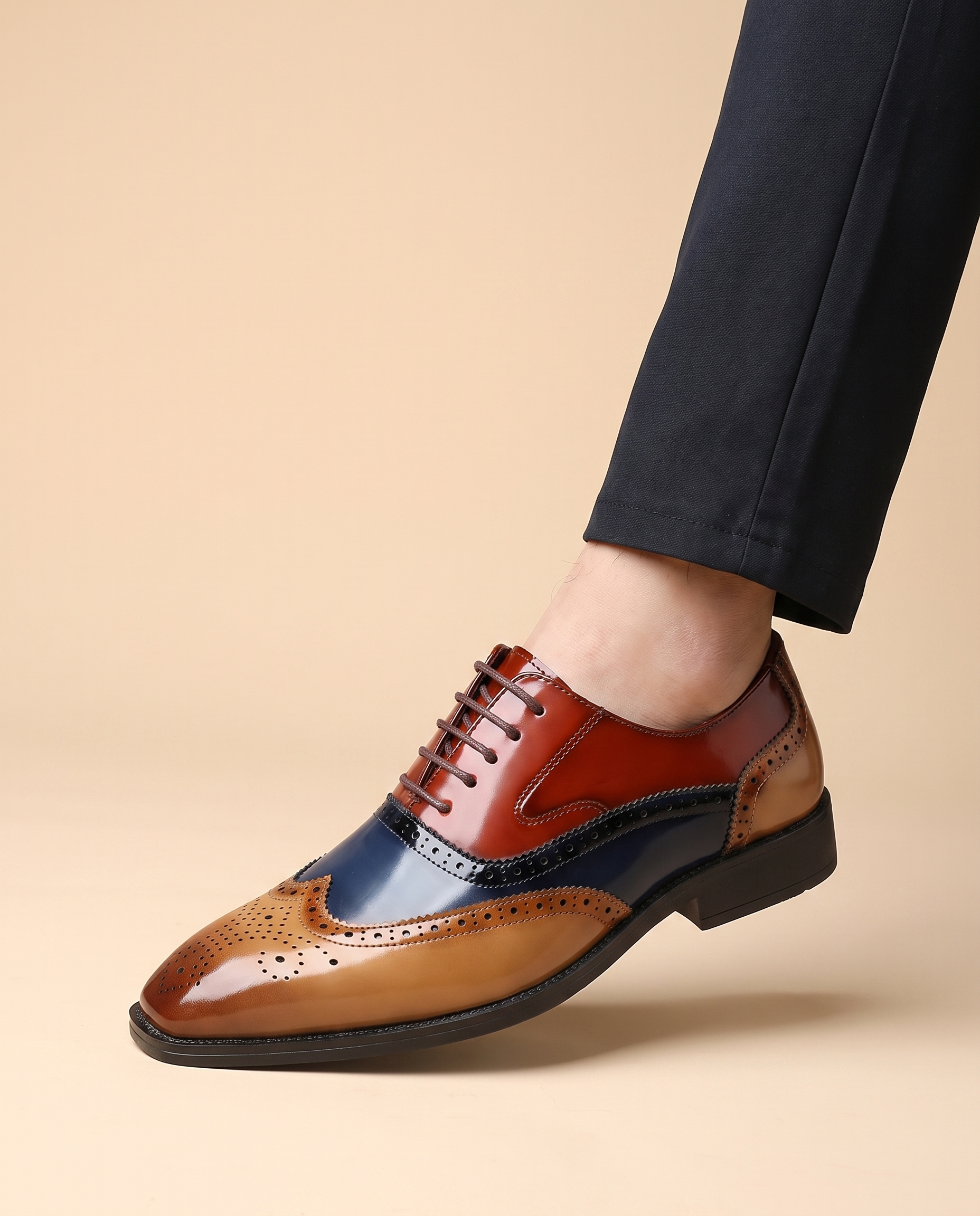 Herrenschuh auf warmbeigem Hintergrund #E8DED2 mit männlichem Modell