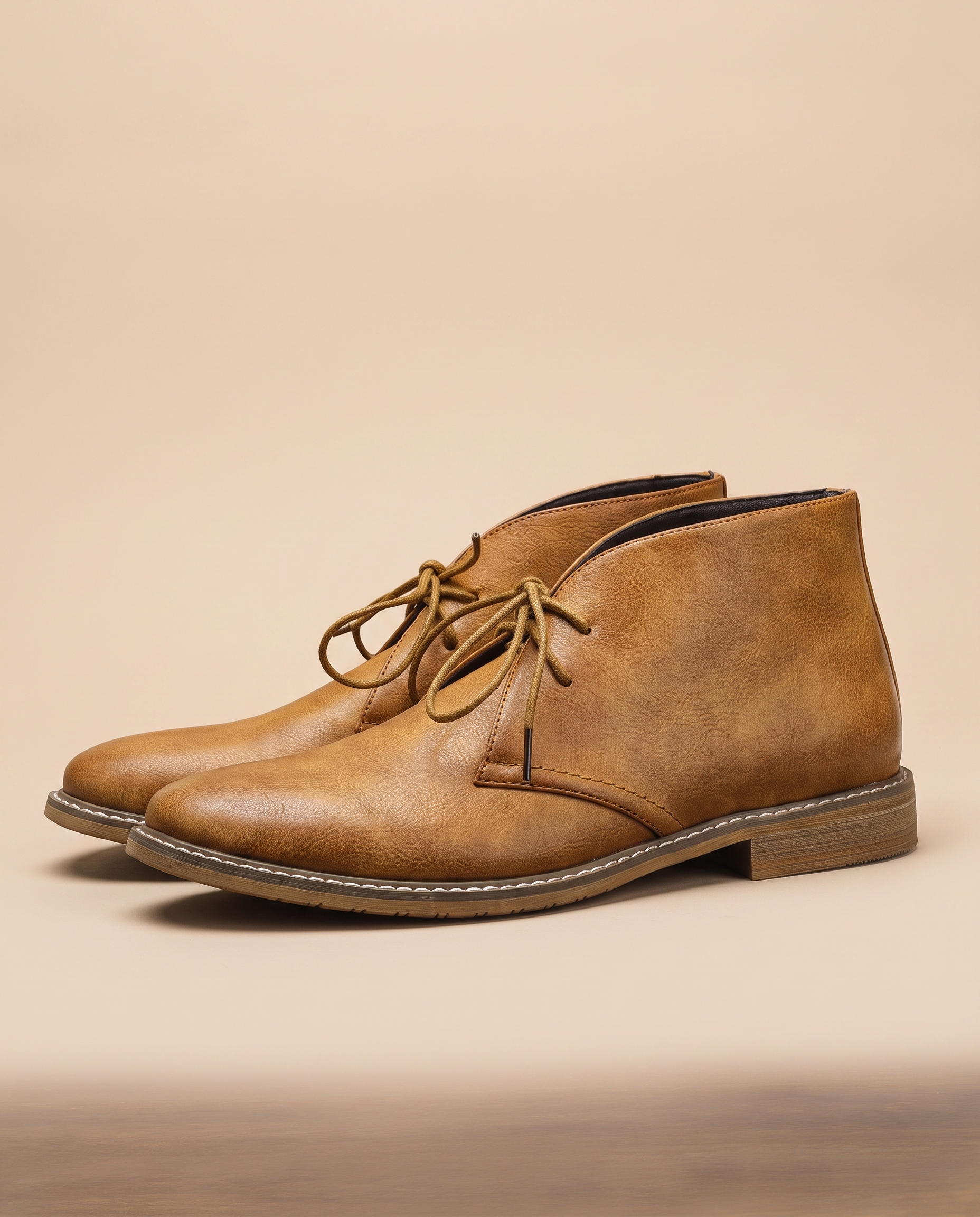 Herrenschuh auf warmbeigem Hintergrund #E8DED2 mit männlichem Modell