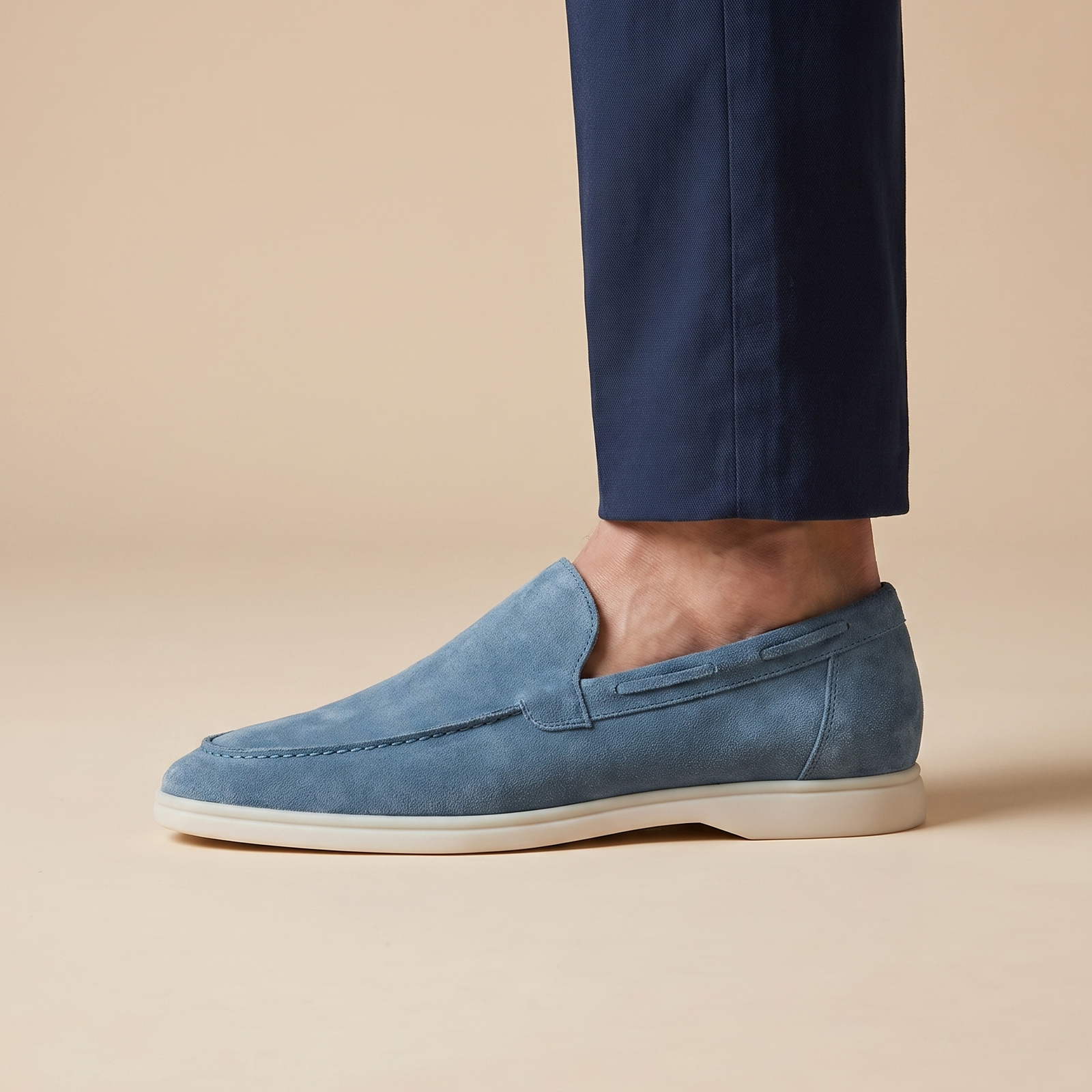 Herrenschuh auf warmbeigem Hintergrund #E8DED2 mit männlichem Modell