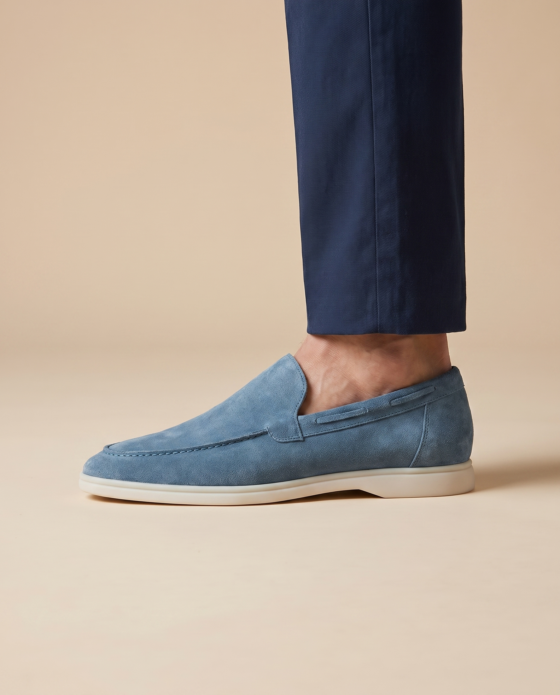 Herrenschuh auf warmbeigem Hintergrund #E8DED2 mit männlichem Modell