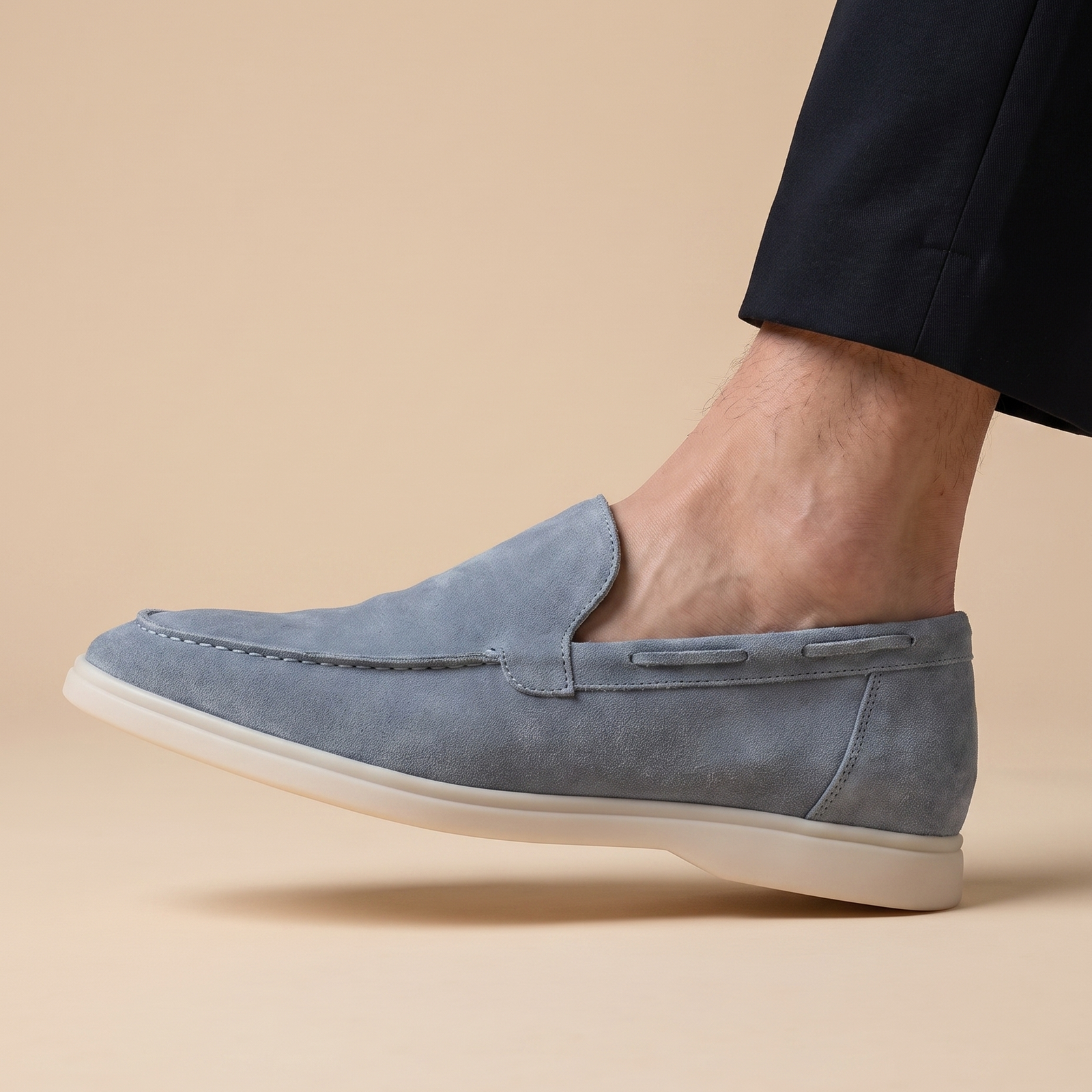 Herrenschuh auf warmbeigem Hintergrund #E8DED2 mit männlichem Modell