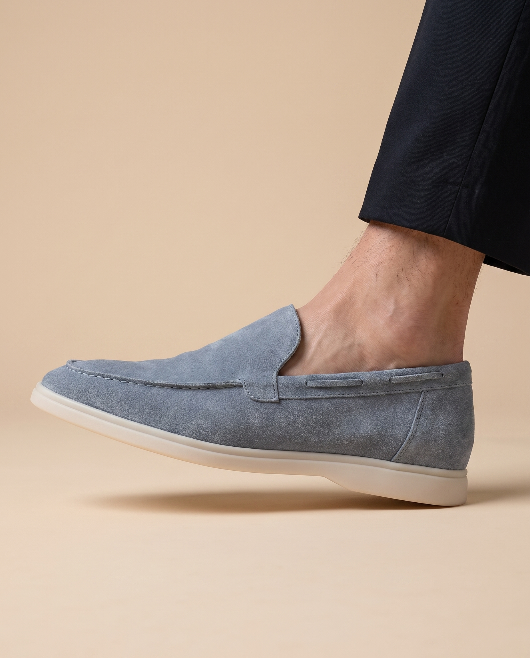 Herrenschuh auf warmbeigem Hintergrund #E8DED2 mit männlichem Modell