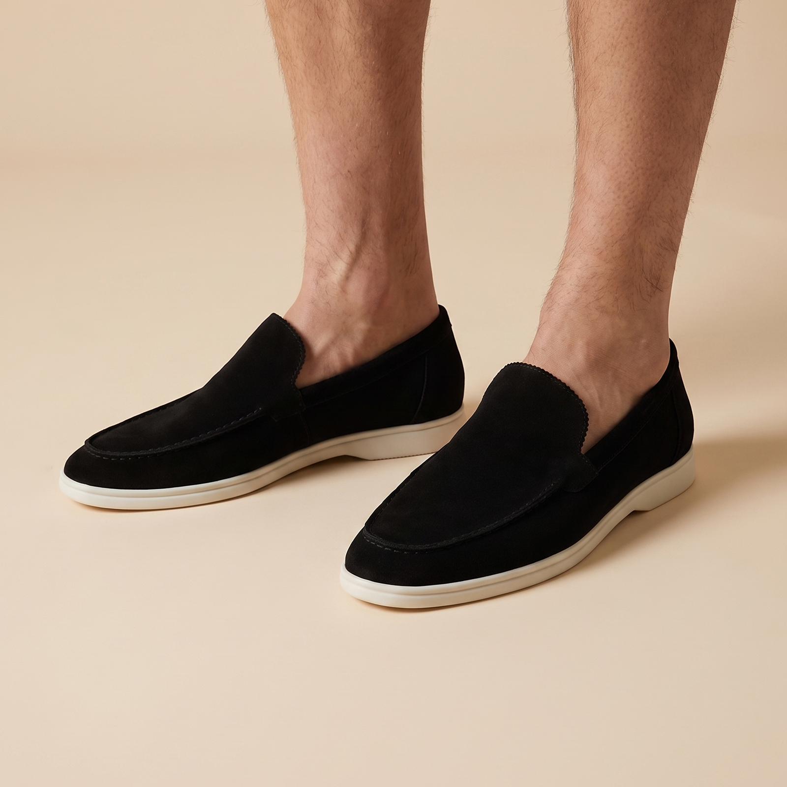 Herrenschuh auf warmbeigem Hintergrund #E8DED2 mit männlichem Modell