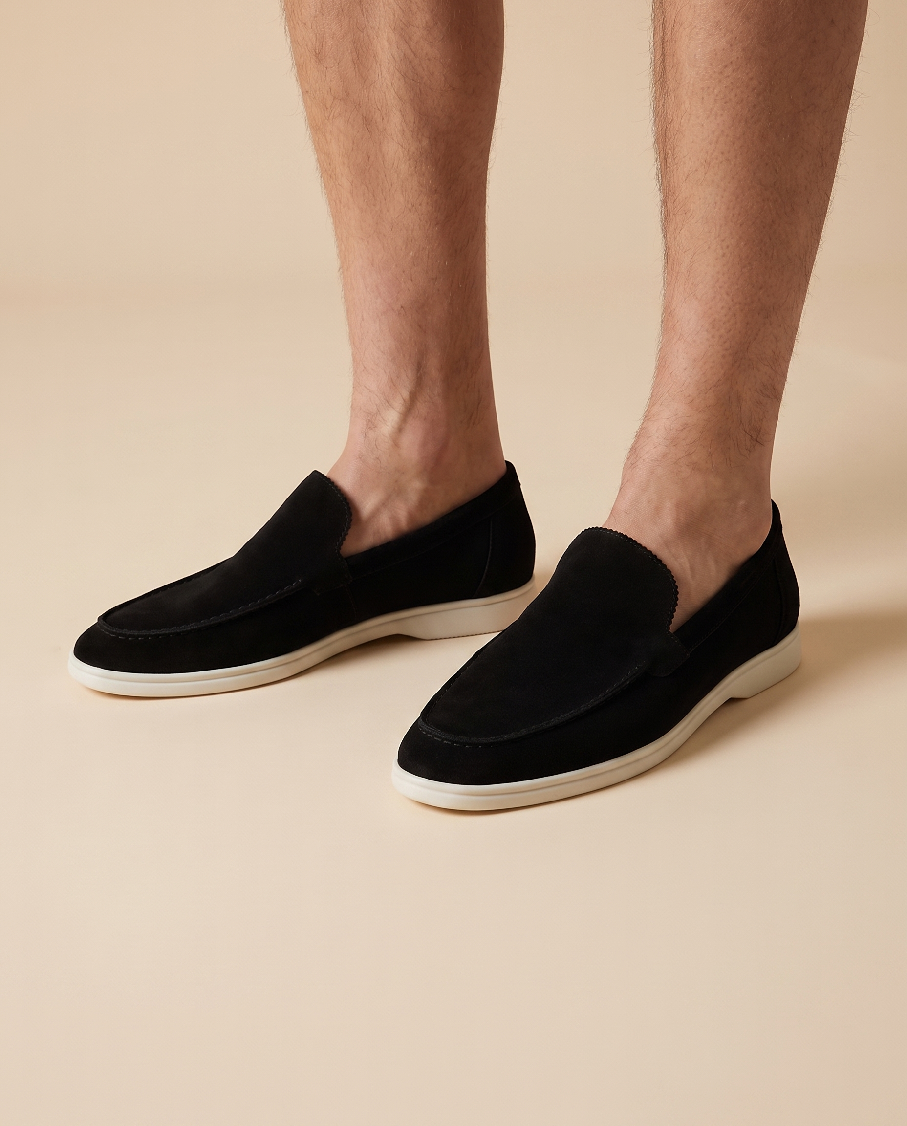Herrenschuh auf warmbeigem Hintergrund #E8DED2 mit männlichem Modell
