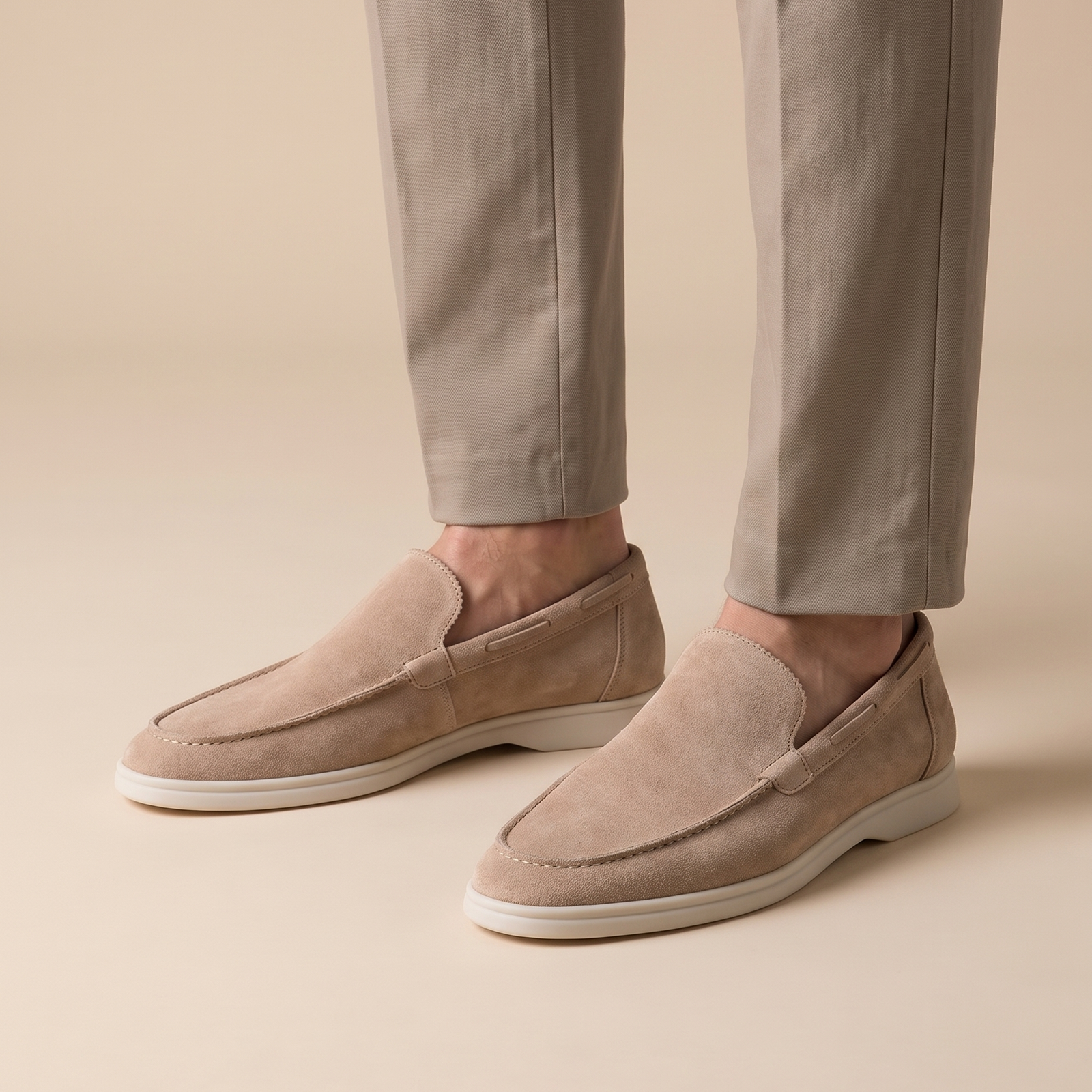 Herrenschuh auf warmbeigem Hintergrund #E8DED2 mit männlichem Modell