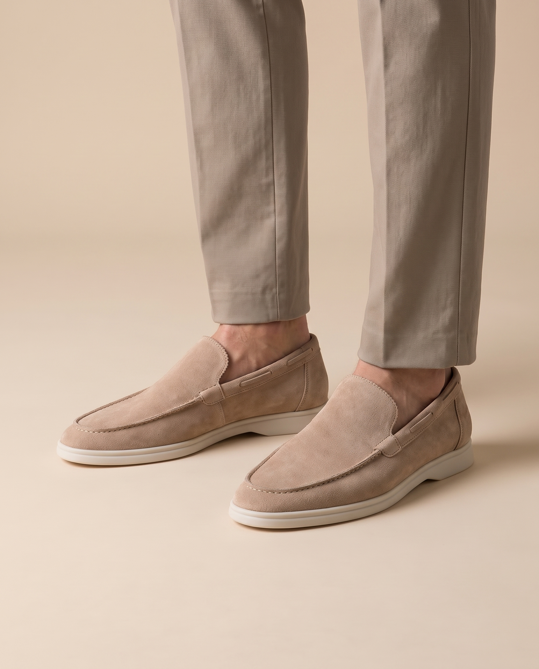 Herrenschuh auf warmbeigem Hintergrund #E8DED2 mit männlichem Modell