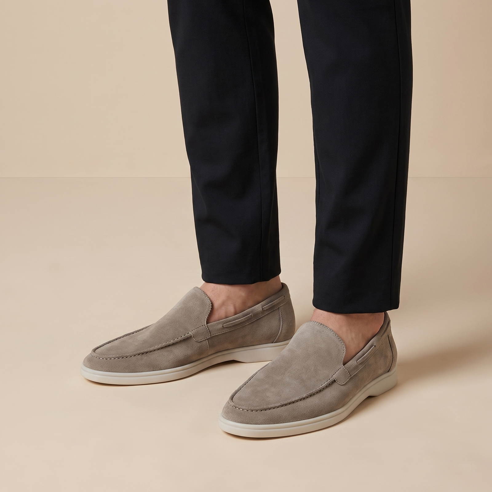 Herrenschuh auf warmbeigem Hintergrund #E8DED2 mit männlichem Modell