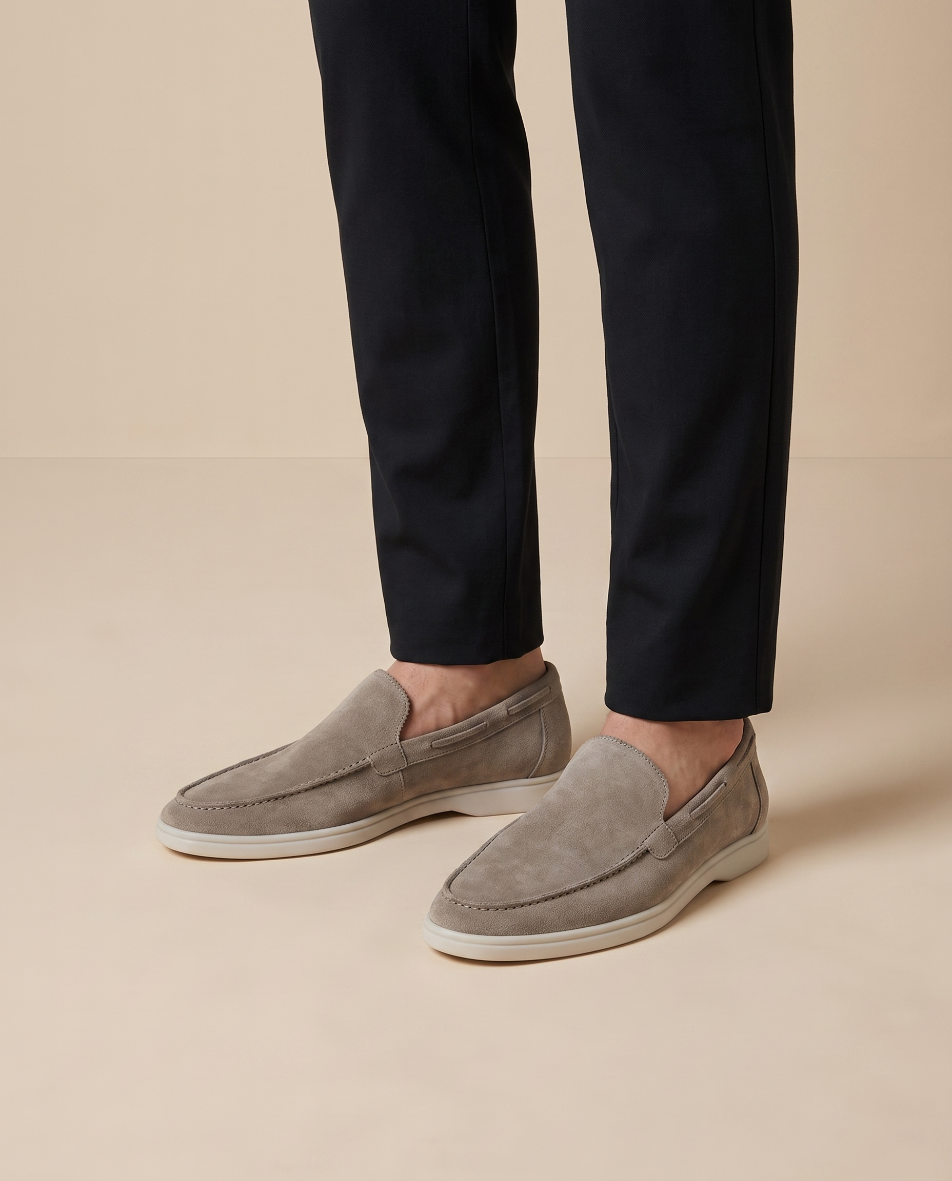 Herrenschuh auf warmbeigem Hintergrund #E8DED2 mit männlichem Modell
