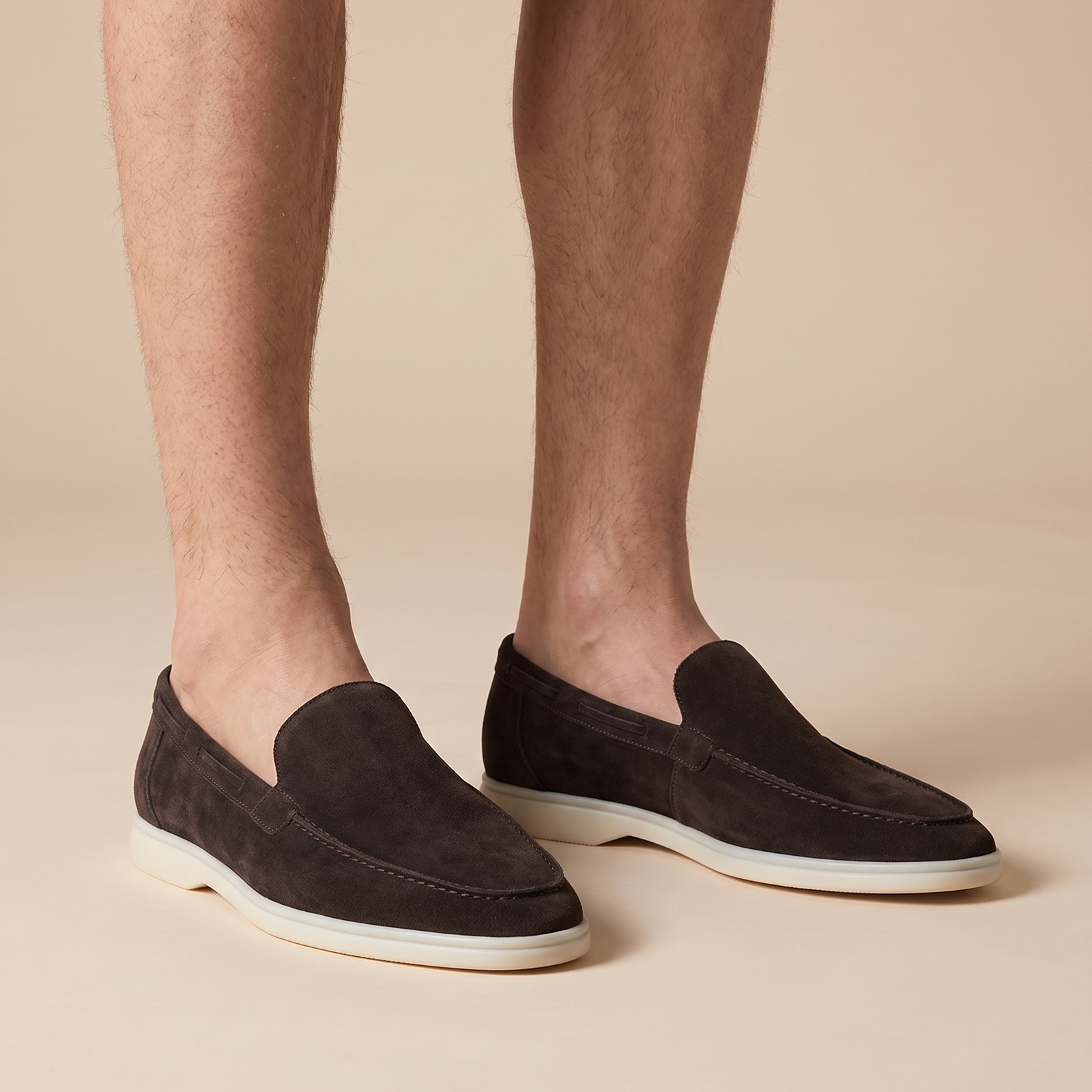 Herrenschuh auf warmbeigem Hintergrund #E8DED2 mit männlichem Modell