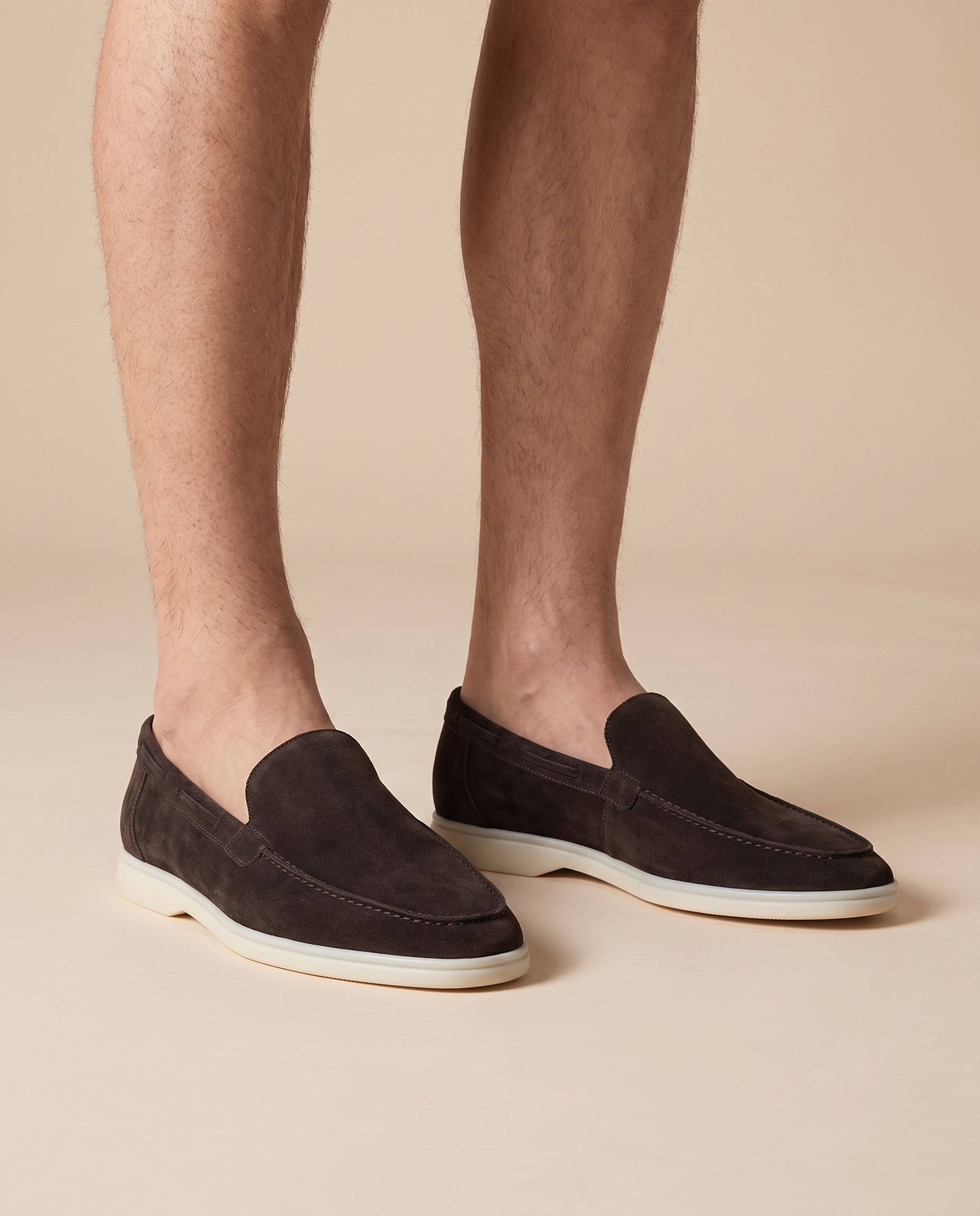 Herrenschuh auf warmbeigem Hintergrund #E8DED2 mit männlichem Modell