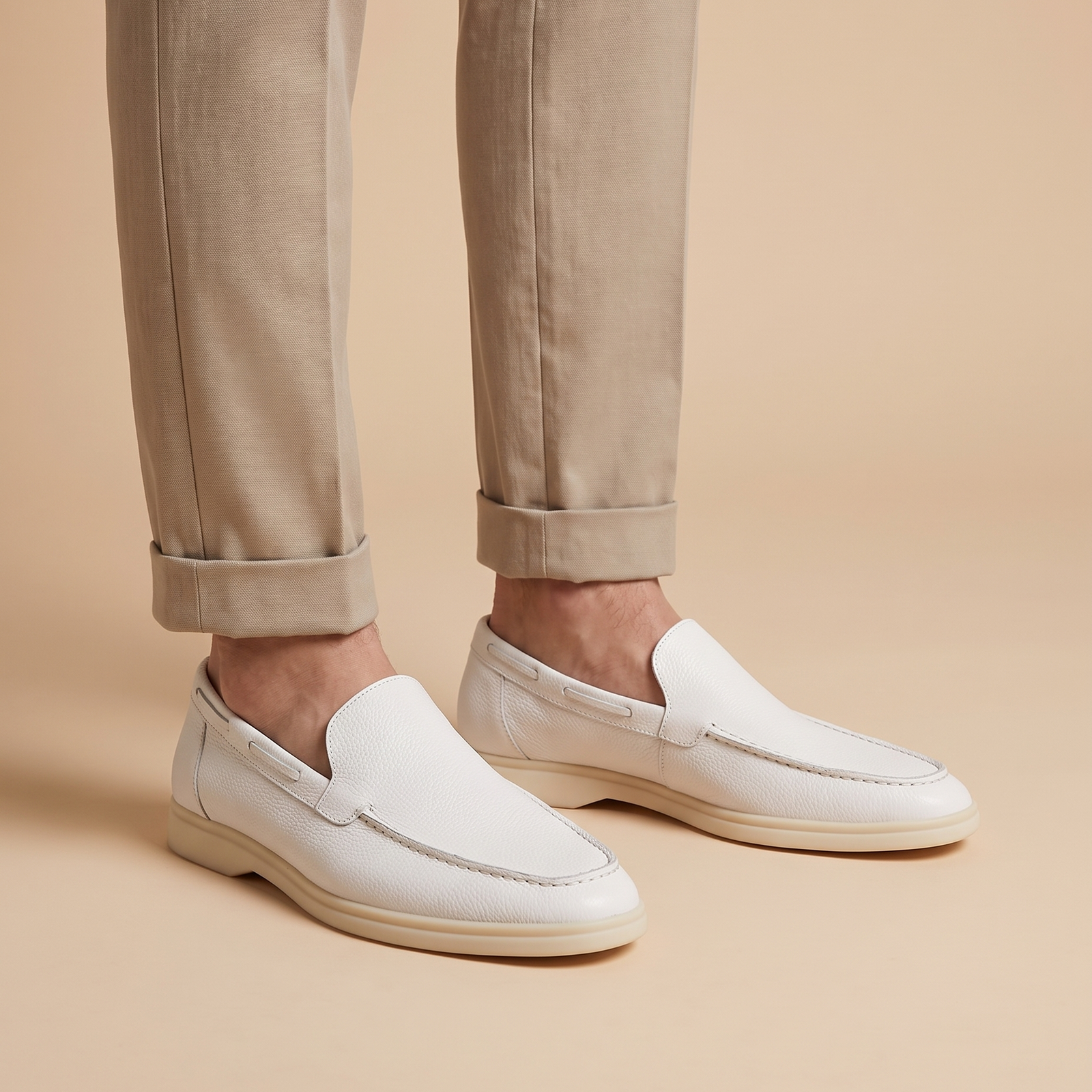 Herrenschuh auf warmbeigem Hintergrund #E8DED2 mit männlichem Modell