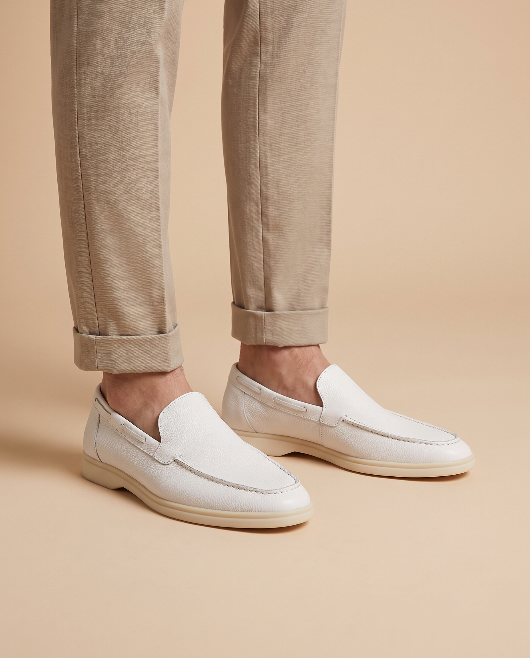 Herrenschuh auf warmbeigem Hintergrund #E8DED2 mit männlichem Modell