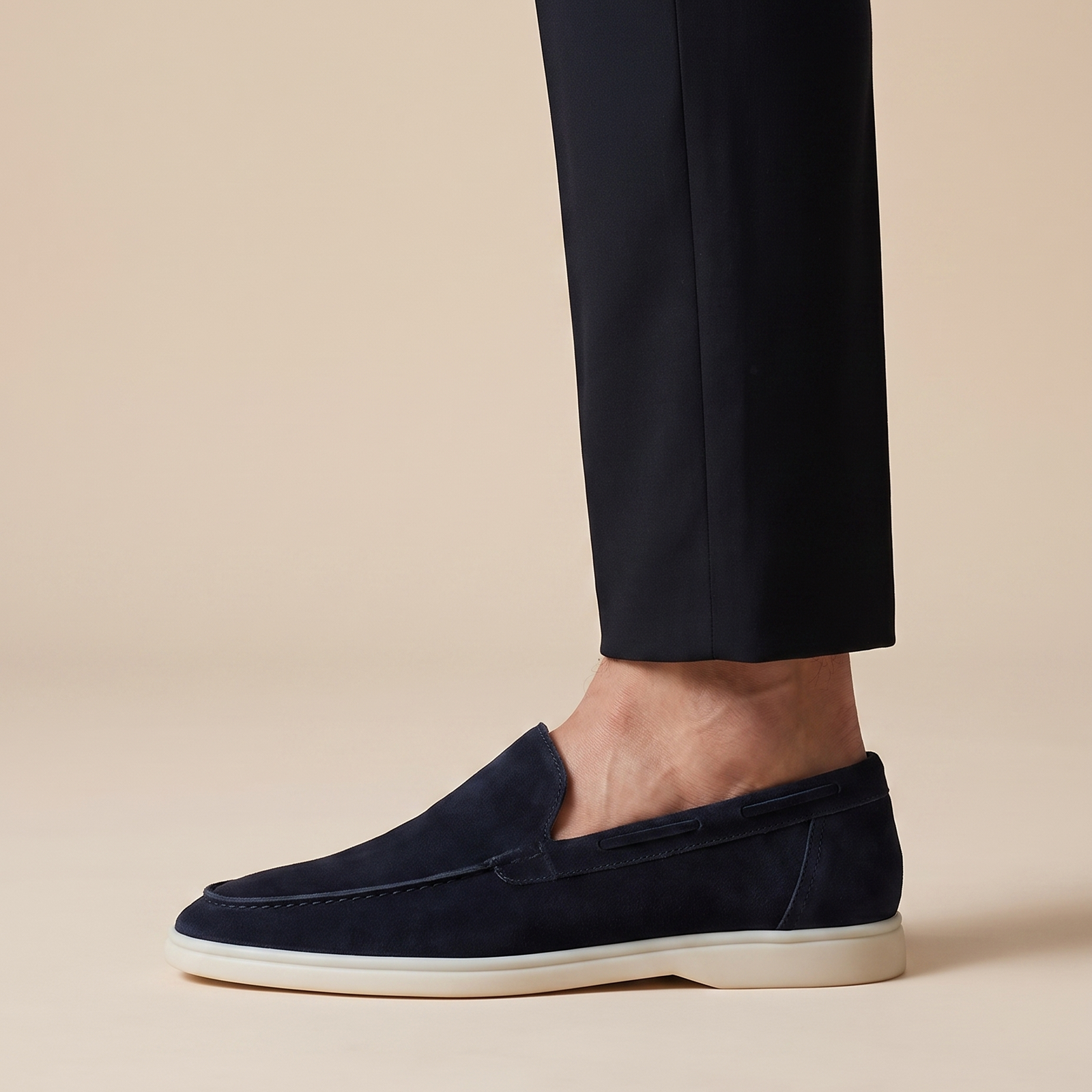 Herrenschuh auf warmbeigem Hintergrund #E8DED2 mit männlichem Modell