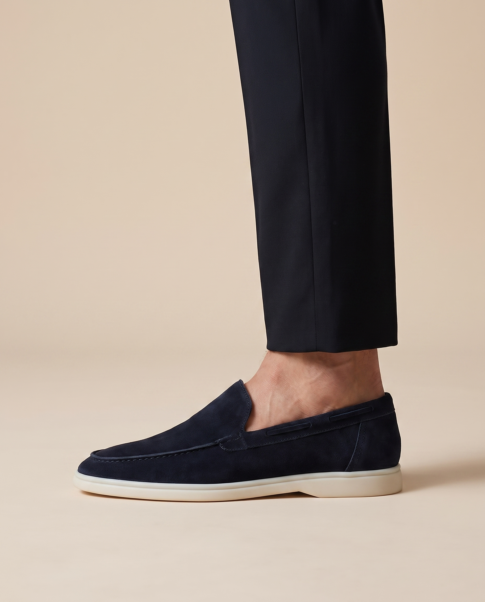 Herrenschuh auf warmbeigem Hintergrund #E8DED2 mit männlichem Modell
