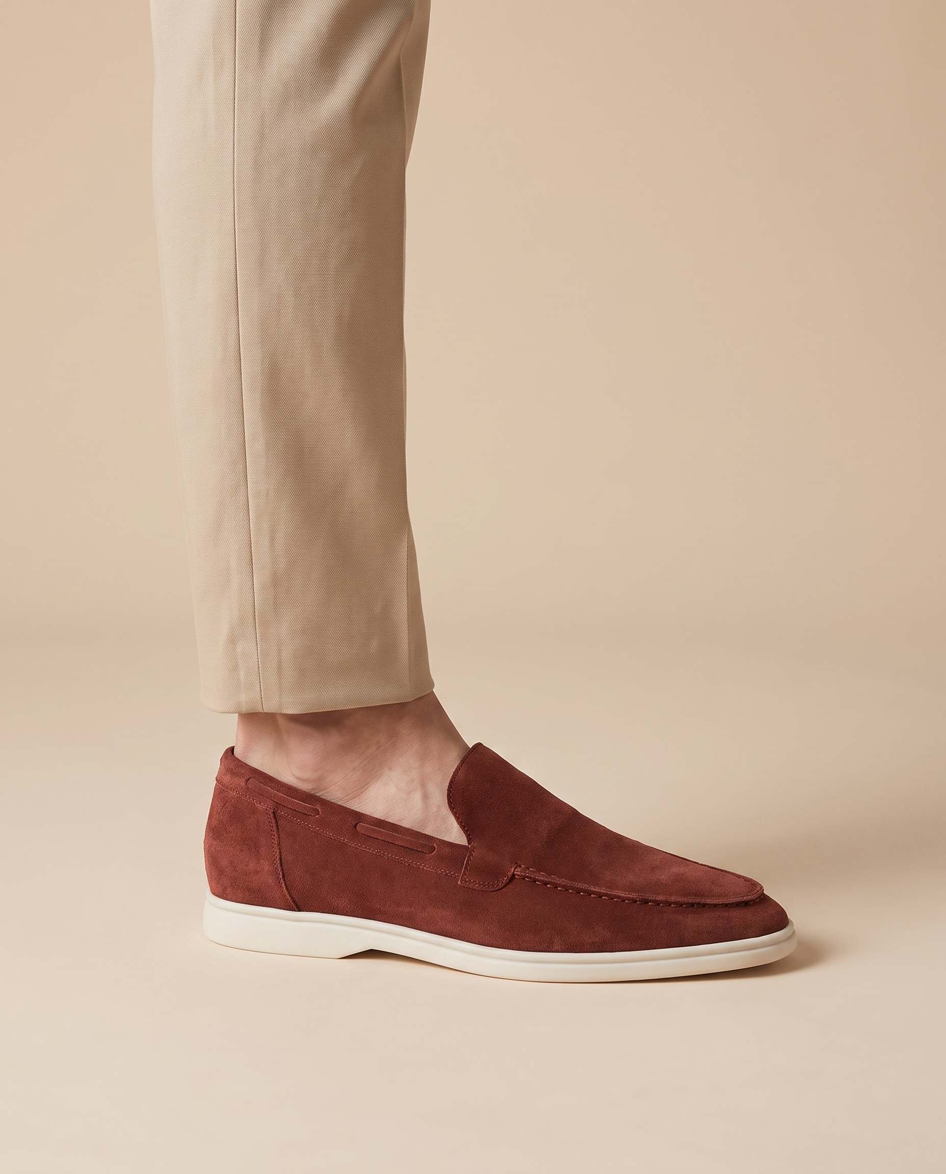 Herrenschuh auf warmbeigem Hintergrund #E8DED2 mit männlichem Modell