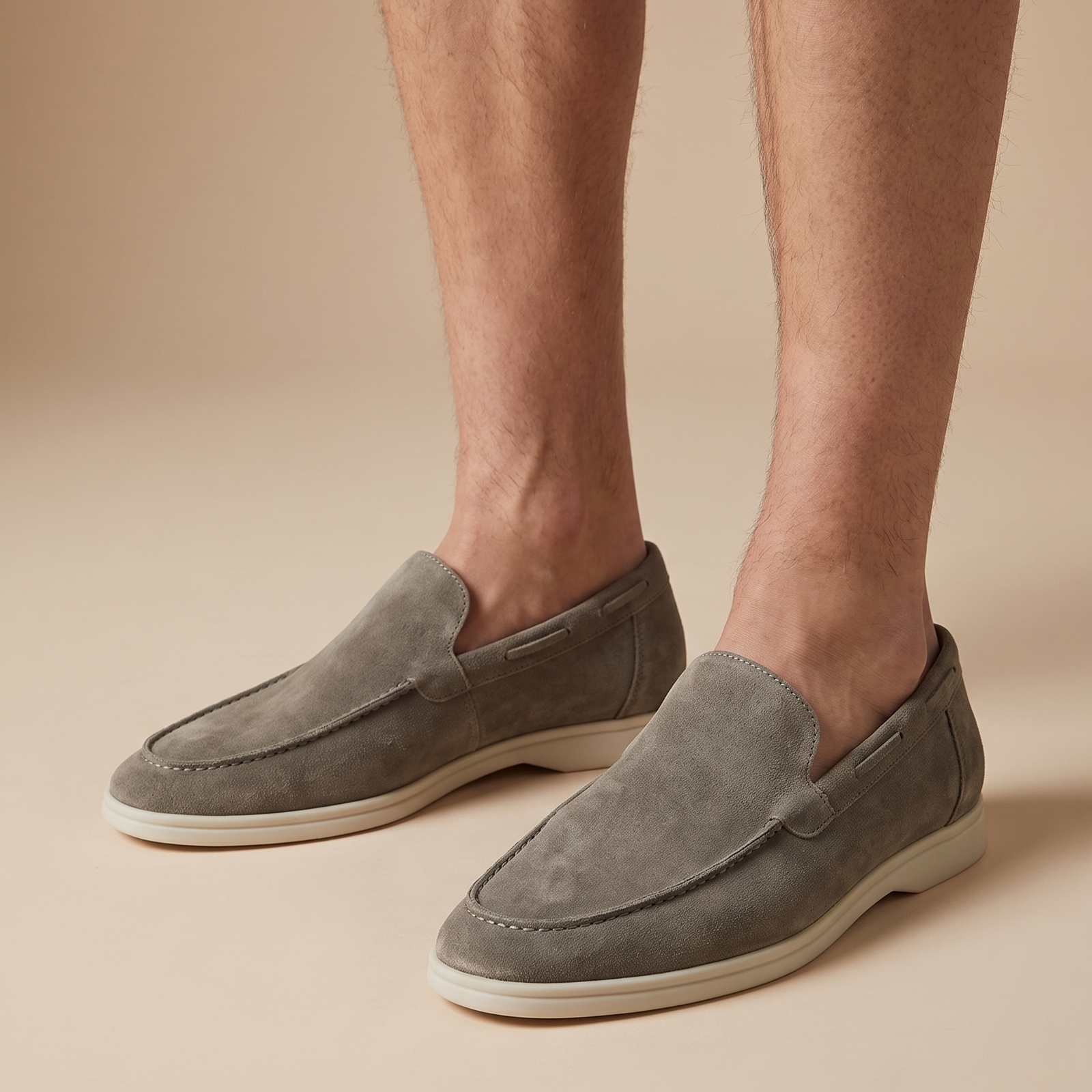 Herrenschuh auf warmbeigem Hintergrund #E8DED2 mit männlichem Modell