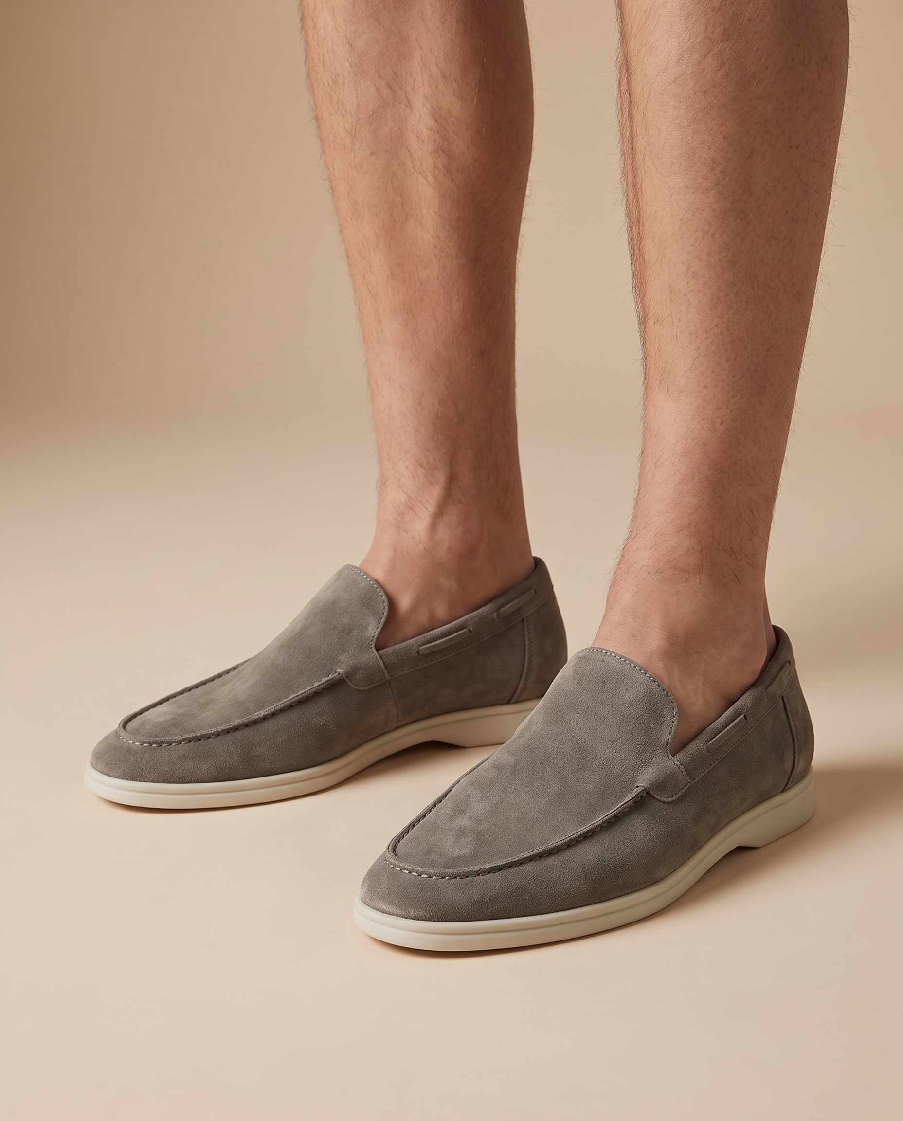 Herrenschuh auf warmbeigem Hintergrund #E8DED2 mit männlichem Modell