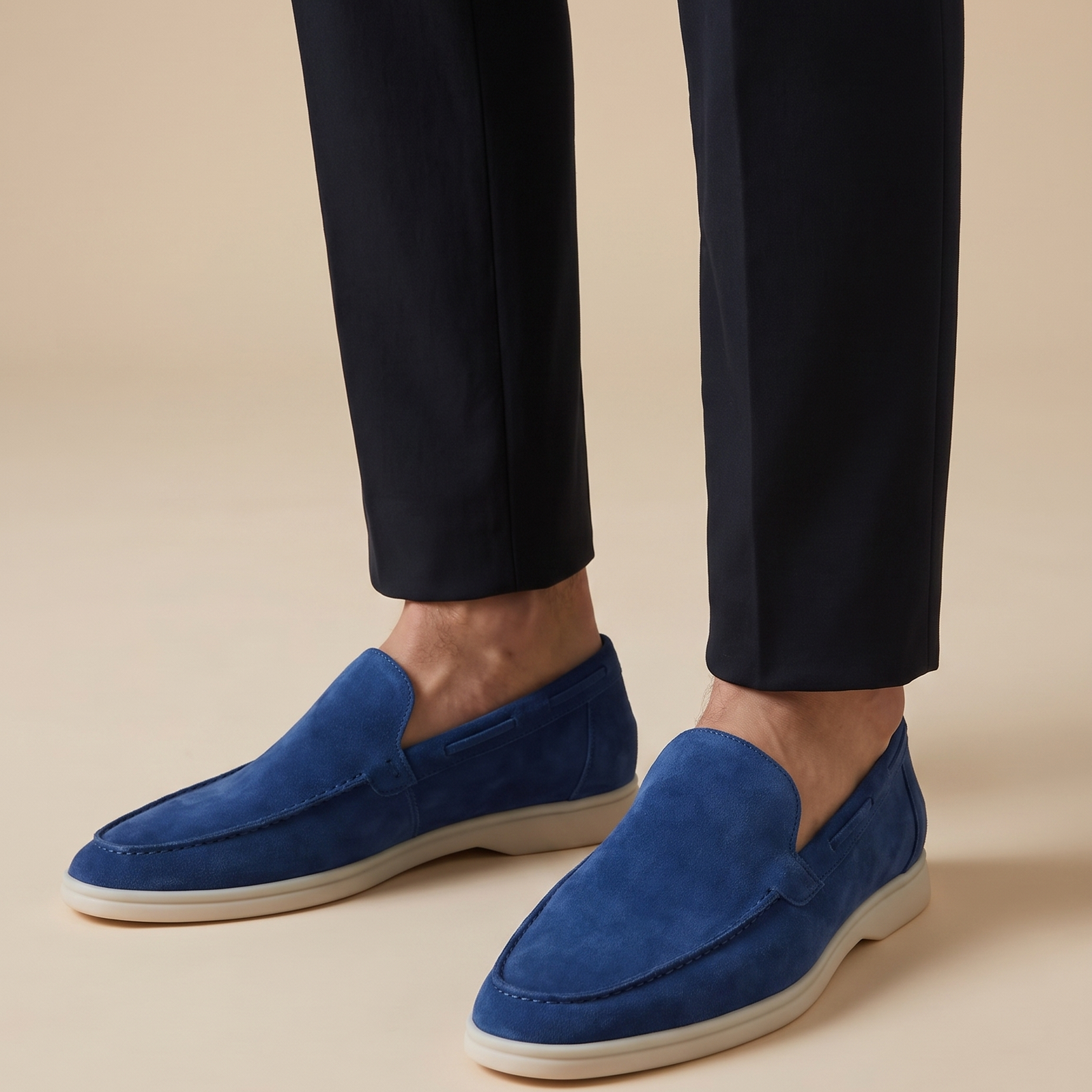 Herrenschuh auf warmbeigem Hintergrund #E8DED2 mit männlichem Modell