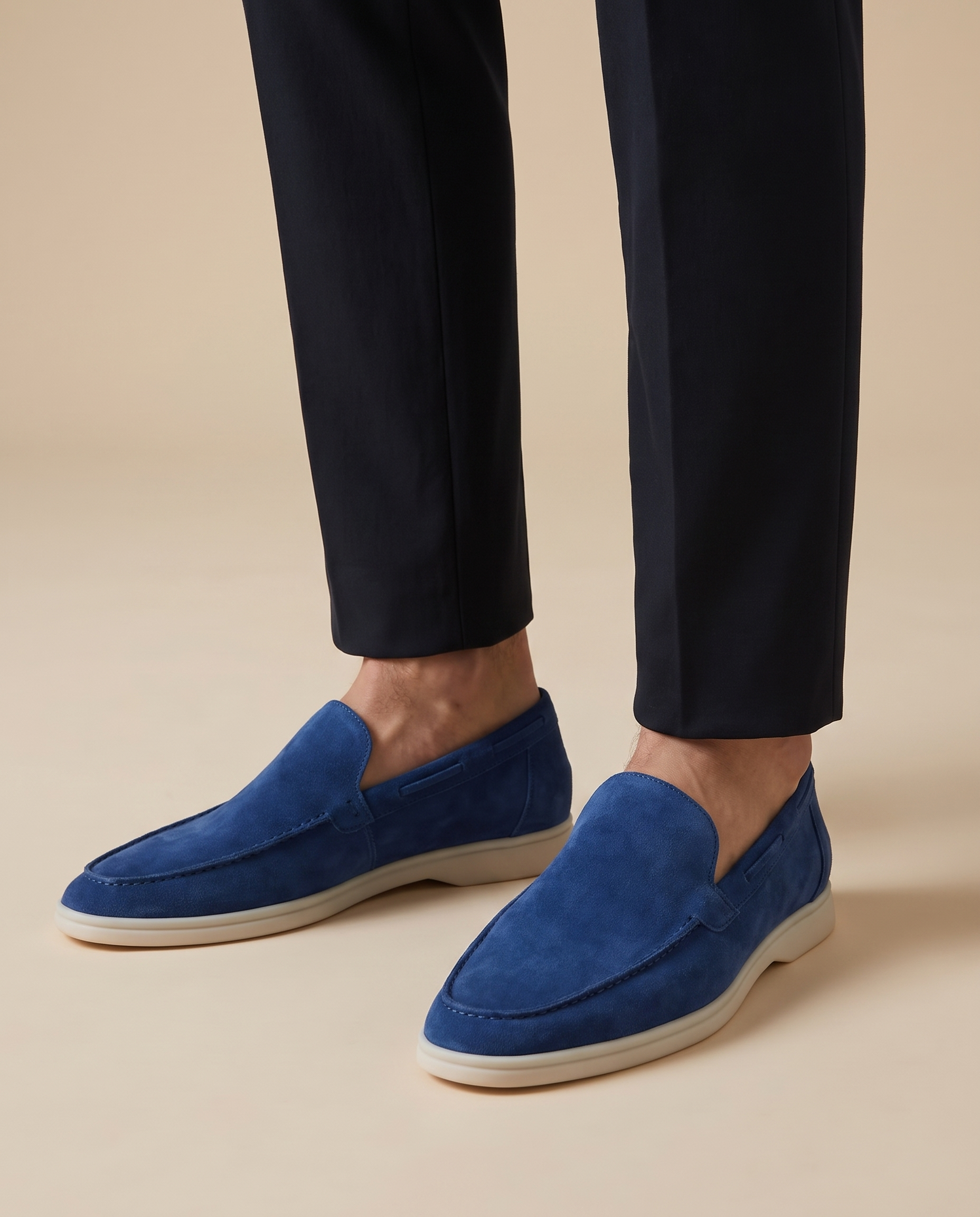 Herrenschuh auf warmbeigem Hintergrund #E8DED2 mit männlichem Modell