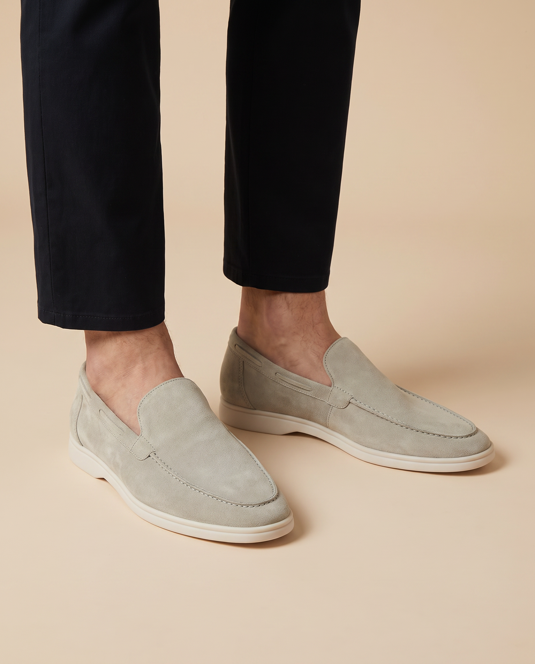 Herrenschuh auf warmbeigem Hintergrund #E8DED2 mit männlichem Modell
