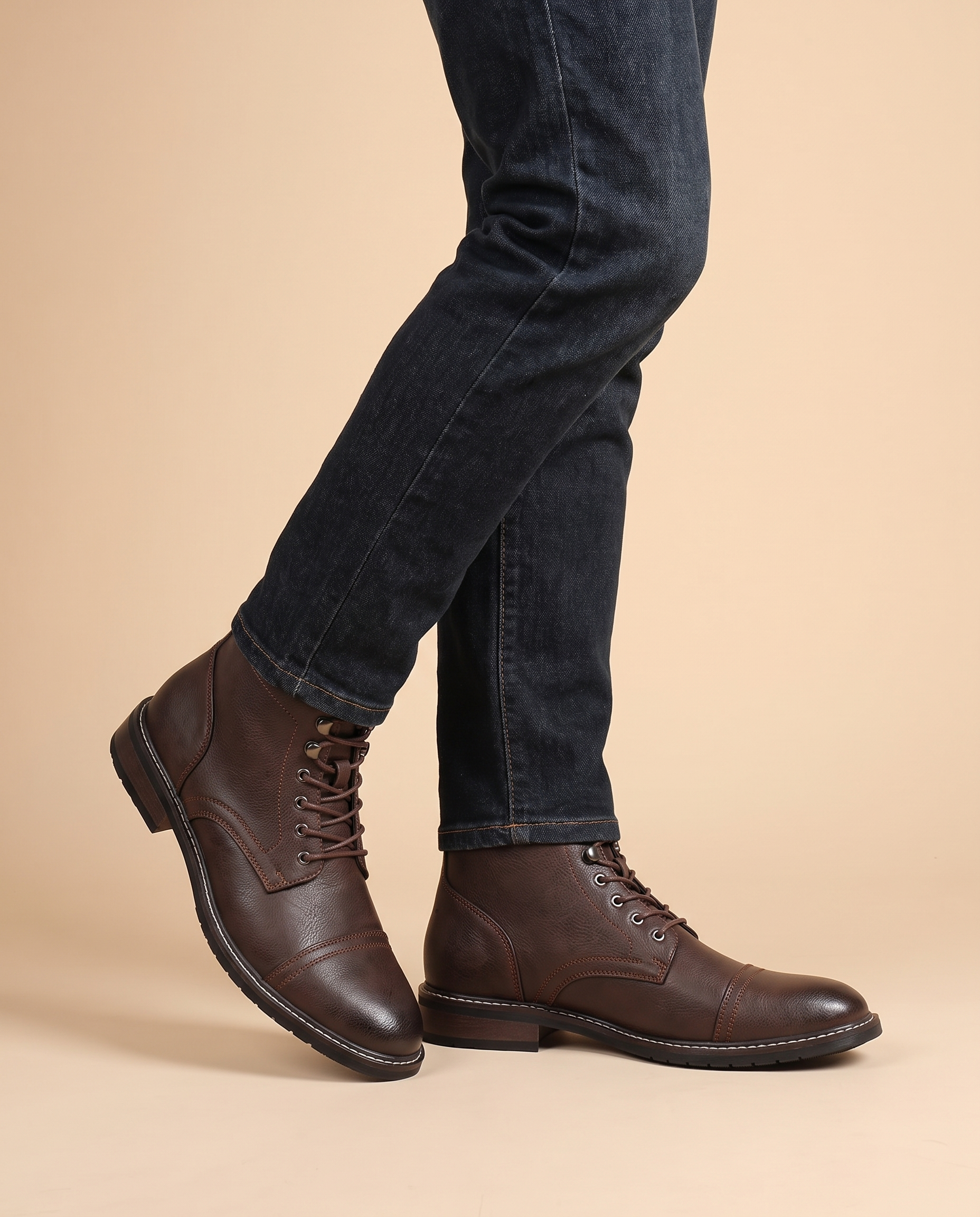 Herrenschuhe mit männlichem Model auf beigem Hintergrund