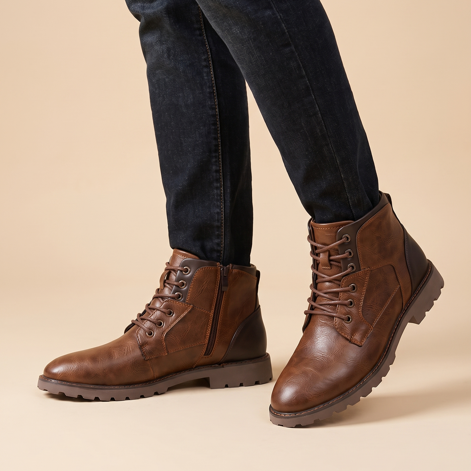 Herrenschuhe mit männlichem Model auf beigem Hintergrund
