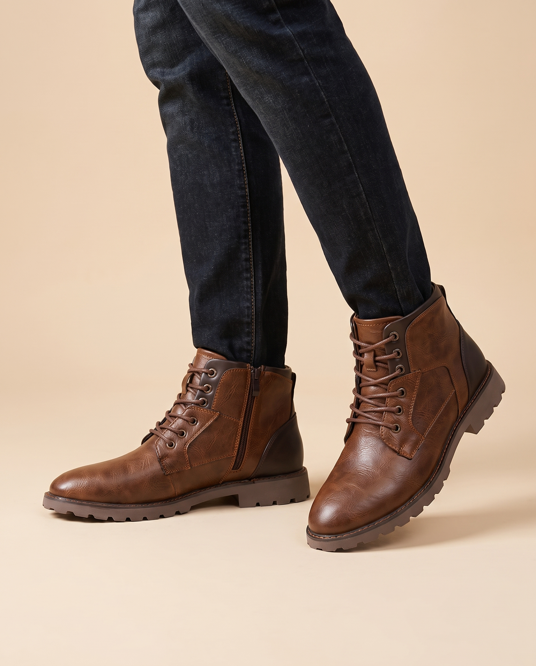 Herrenschuhe mit männlichem Model auf beigem Hintergrund