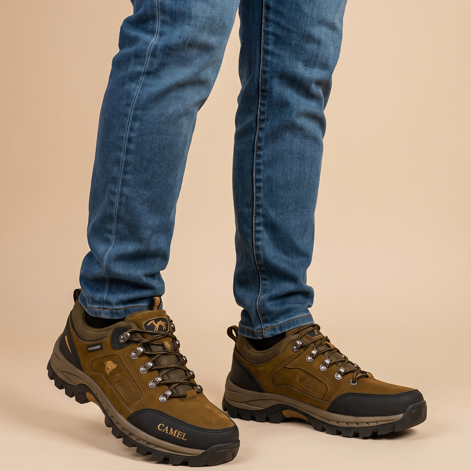 Herrenschuhe mit männlichem Model auf beigem Hintergrund