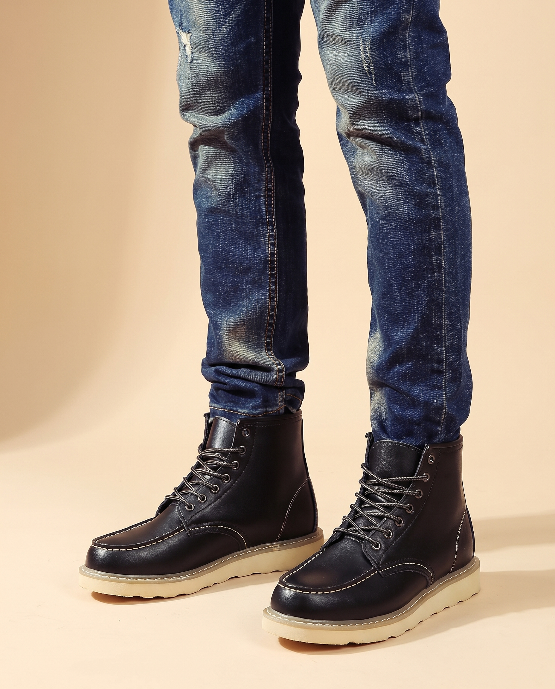 Herrenschuhe mit männlichem Model auf beigem Hintergrund
