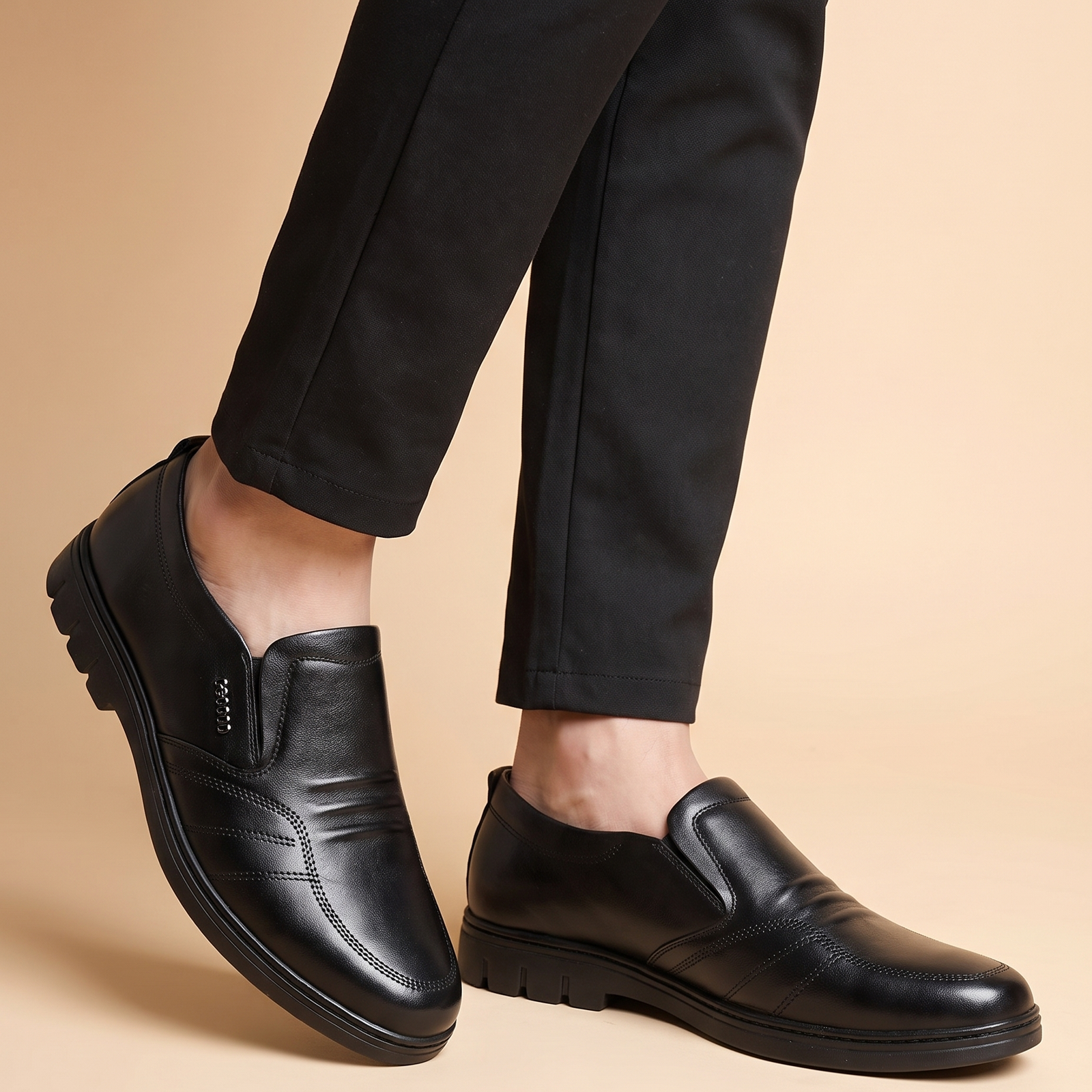 Herrenschuhe mit männlichem Model auf beigem Hintergrund
