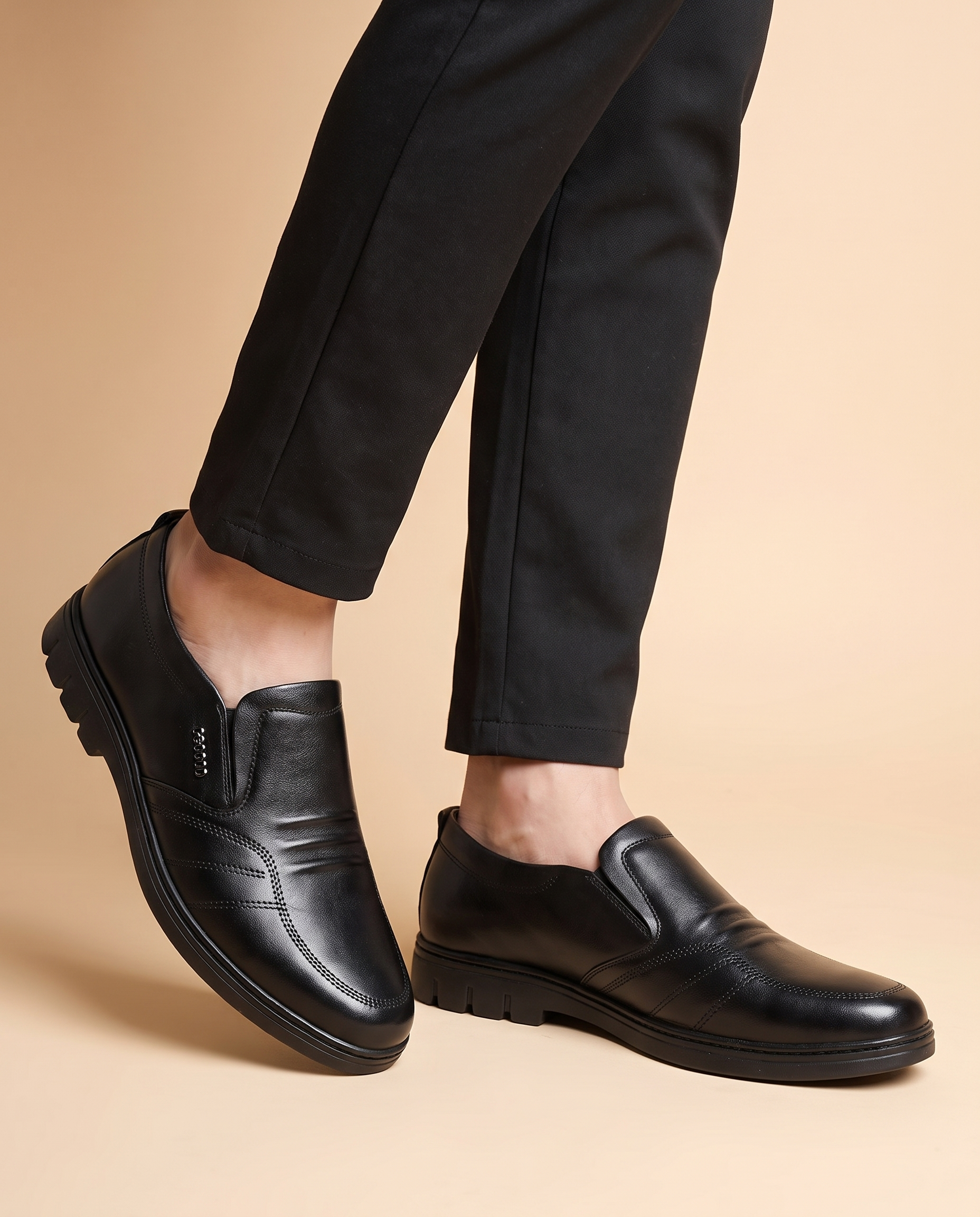 Herrenschuhe mit männlichem Model auf beigem Hintergrund