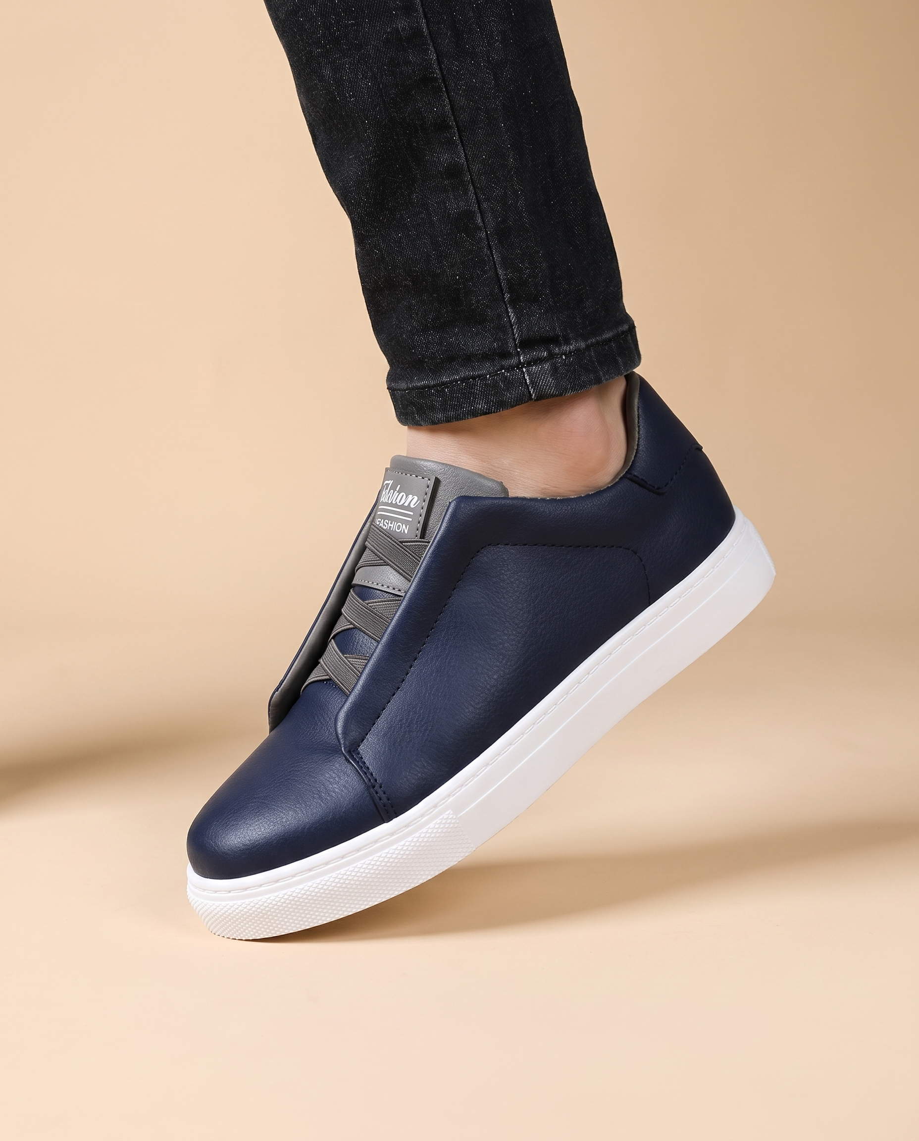 Herrenschuhe mit männlichem Model auf beigem Hintergrund