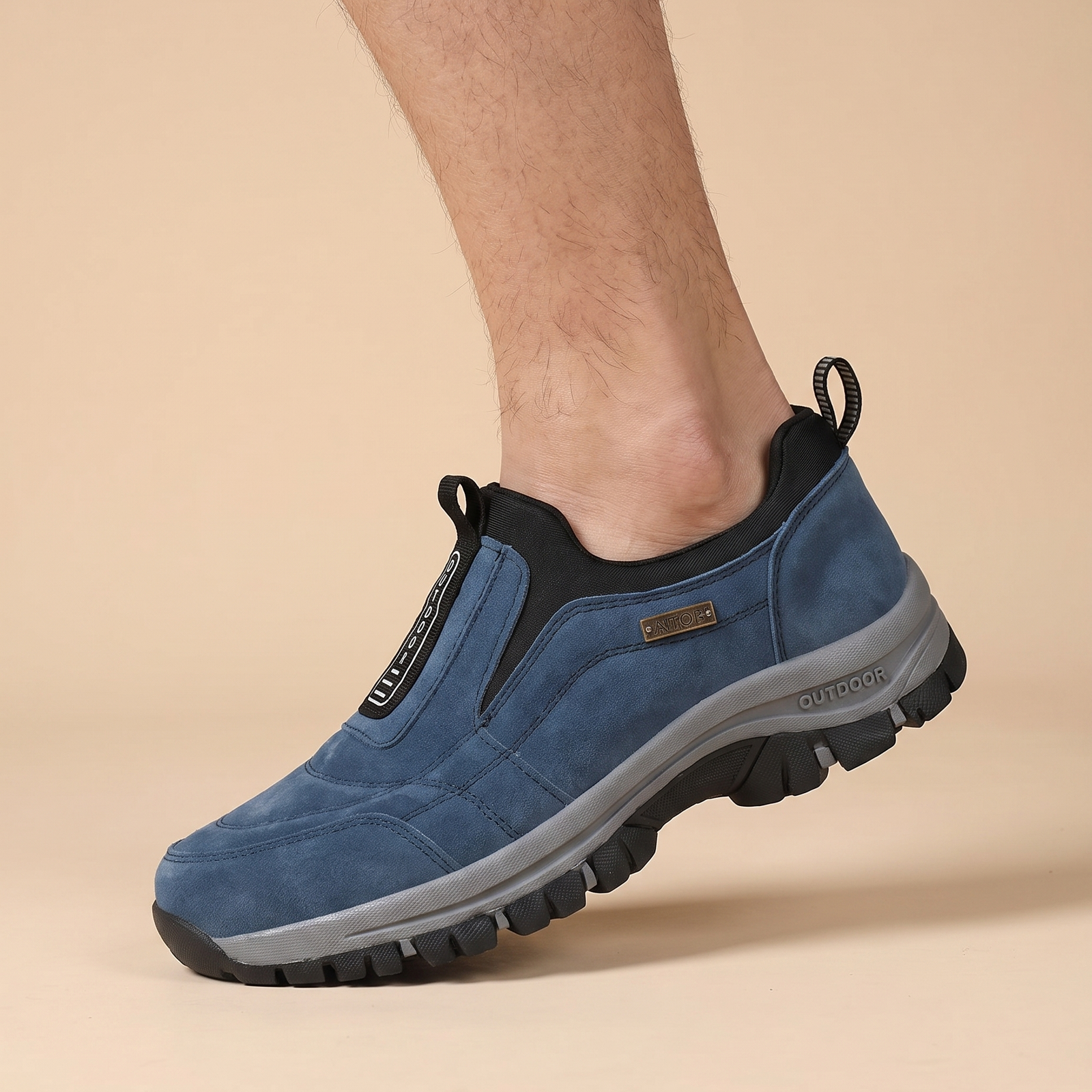 Herrenschuhe mit männlichem Model auf beigem Hintergrund