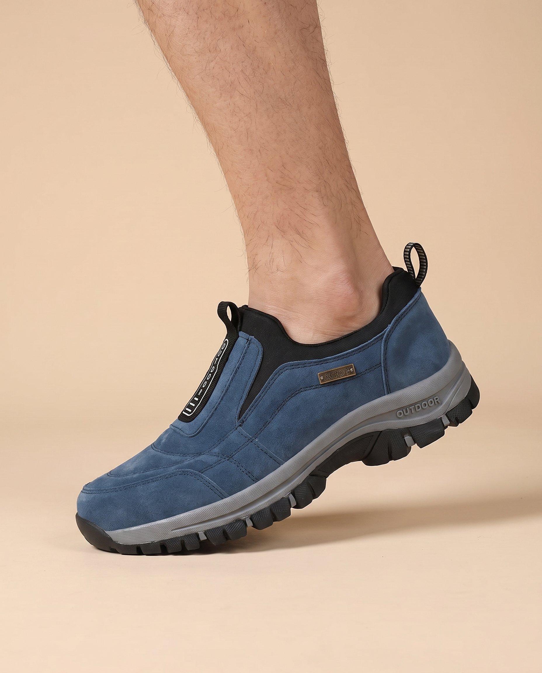 Herrenschuhe mit männlichem Model auf beigem Hintergrund