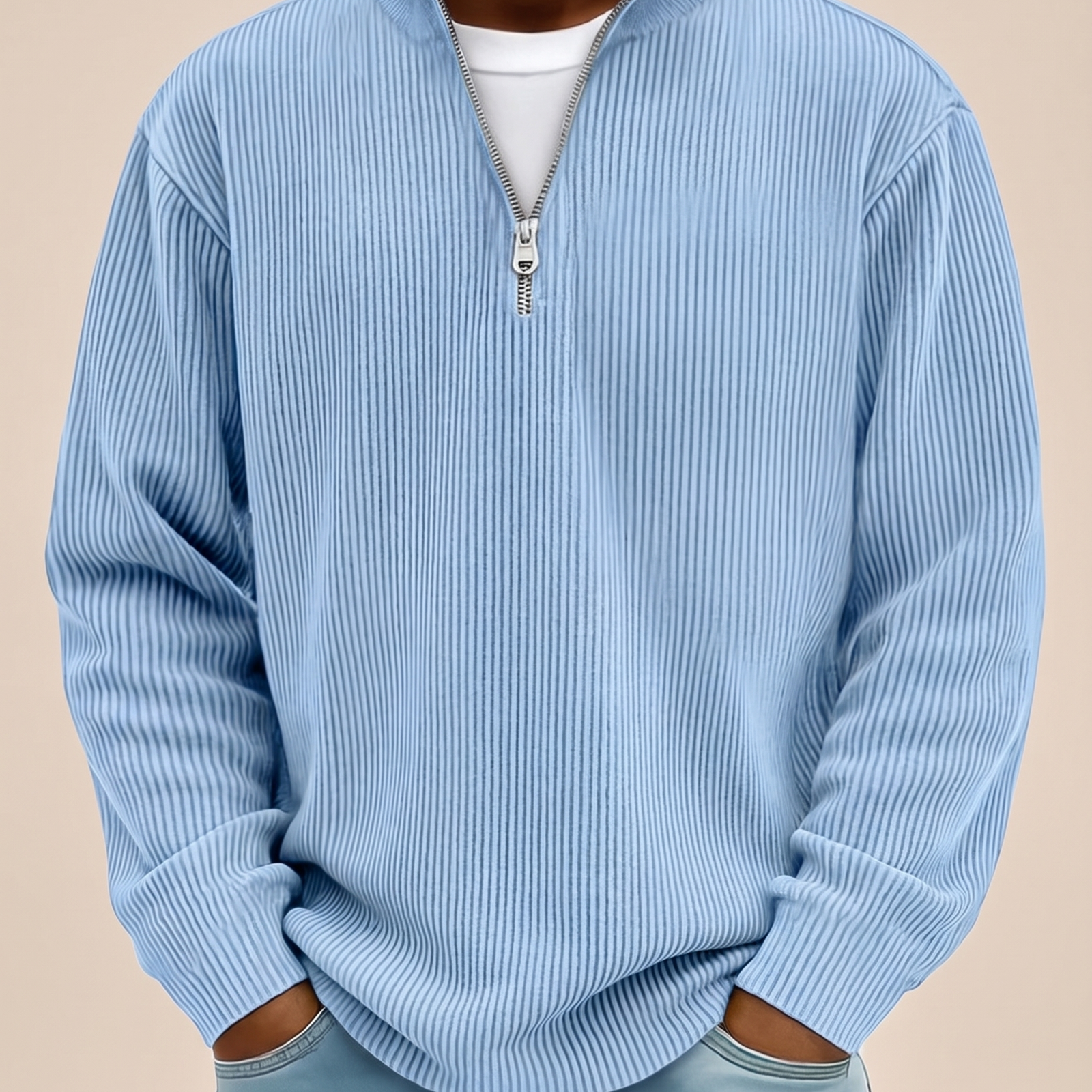 Herren-Strick auf warmbeigem Hintergrund #E8DED2 mit männlichem Modell