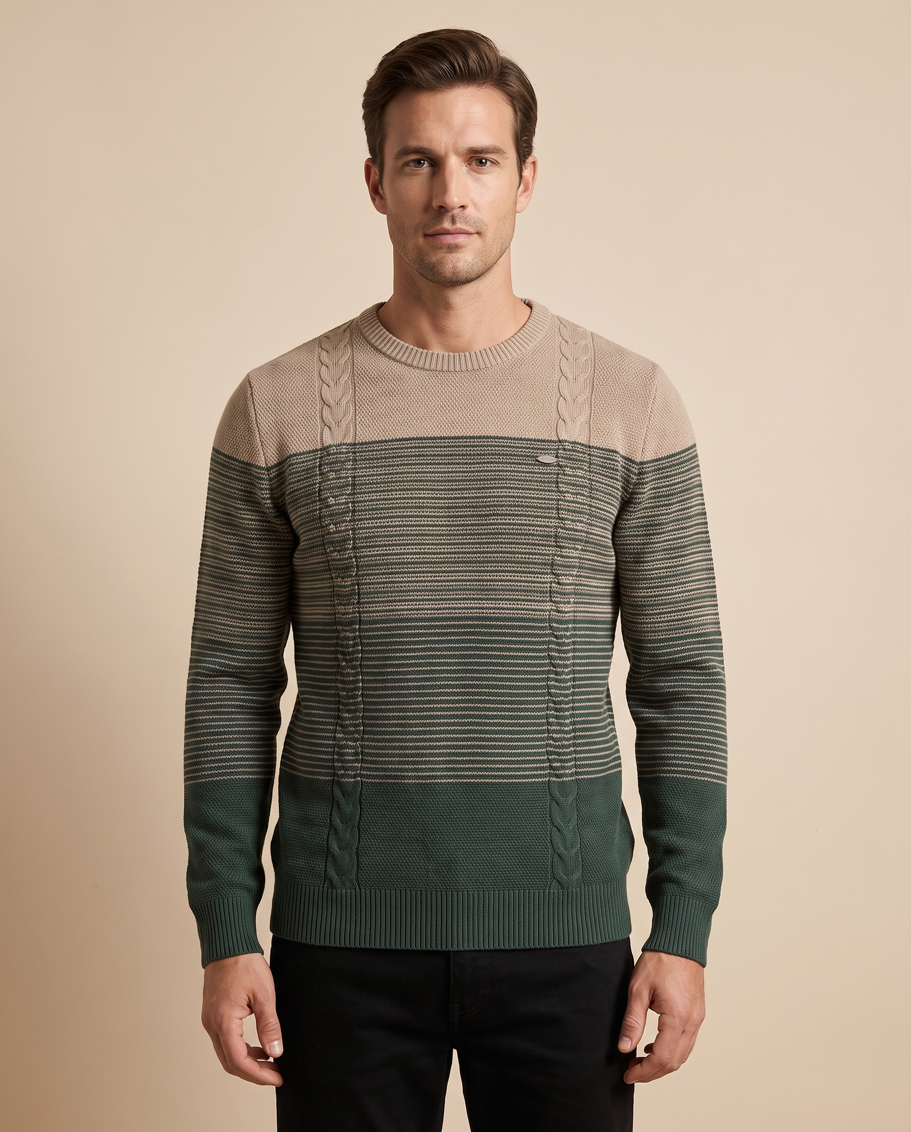 Herrenstrick com modelo masculino em fundo bege