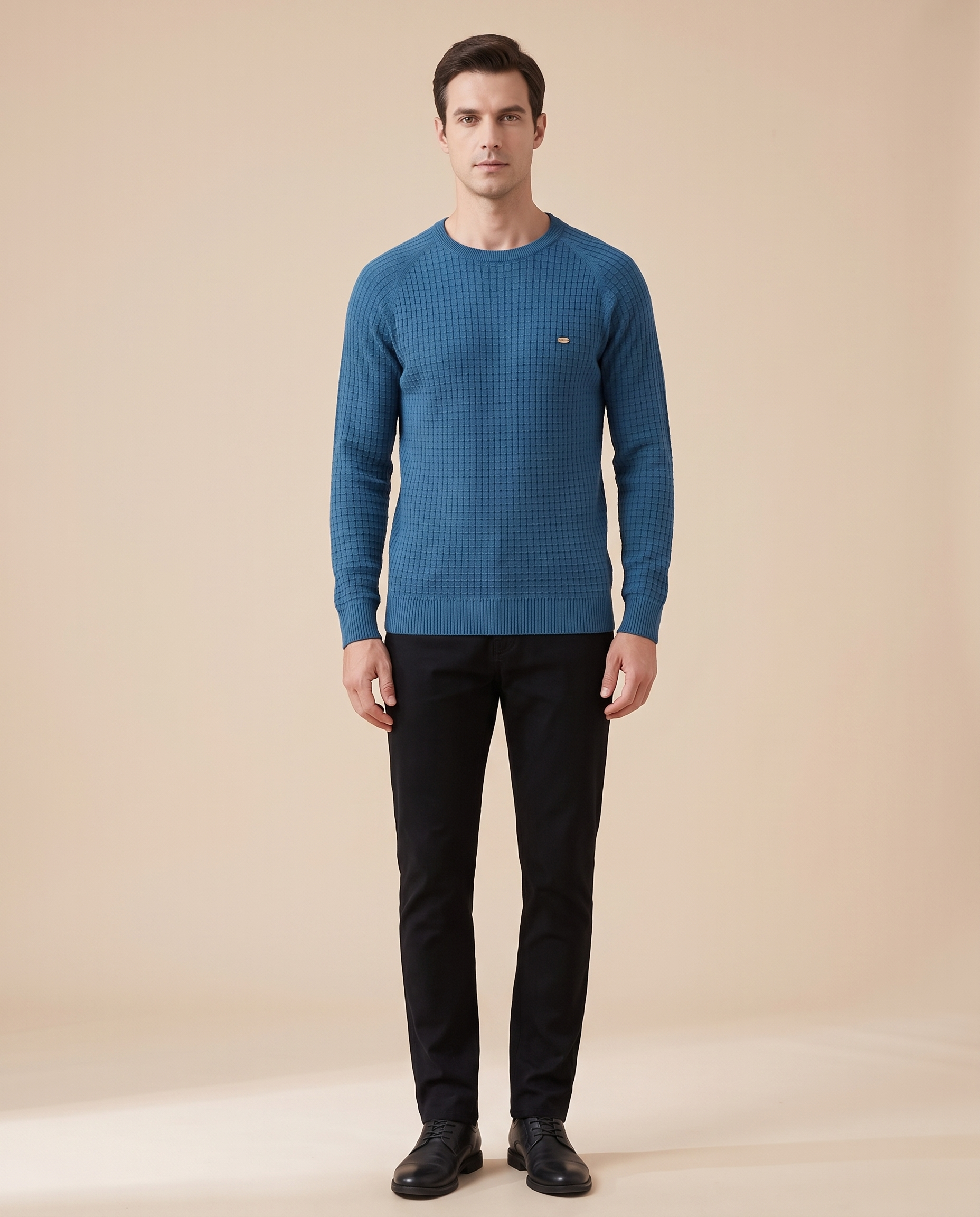 Herrenstrick com modelo masculino em fundo bege