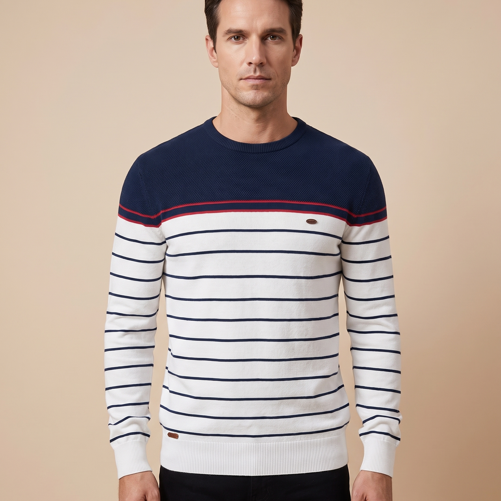Herrenstrick com modelo masculino em fundo bege