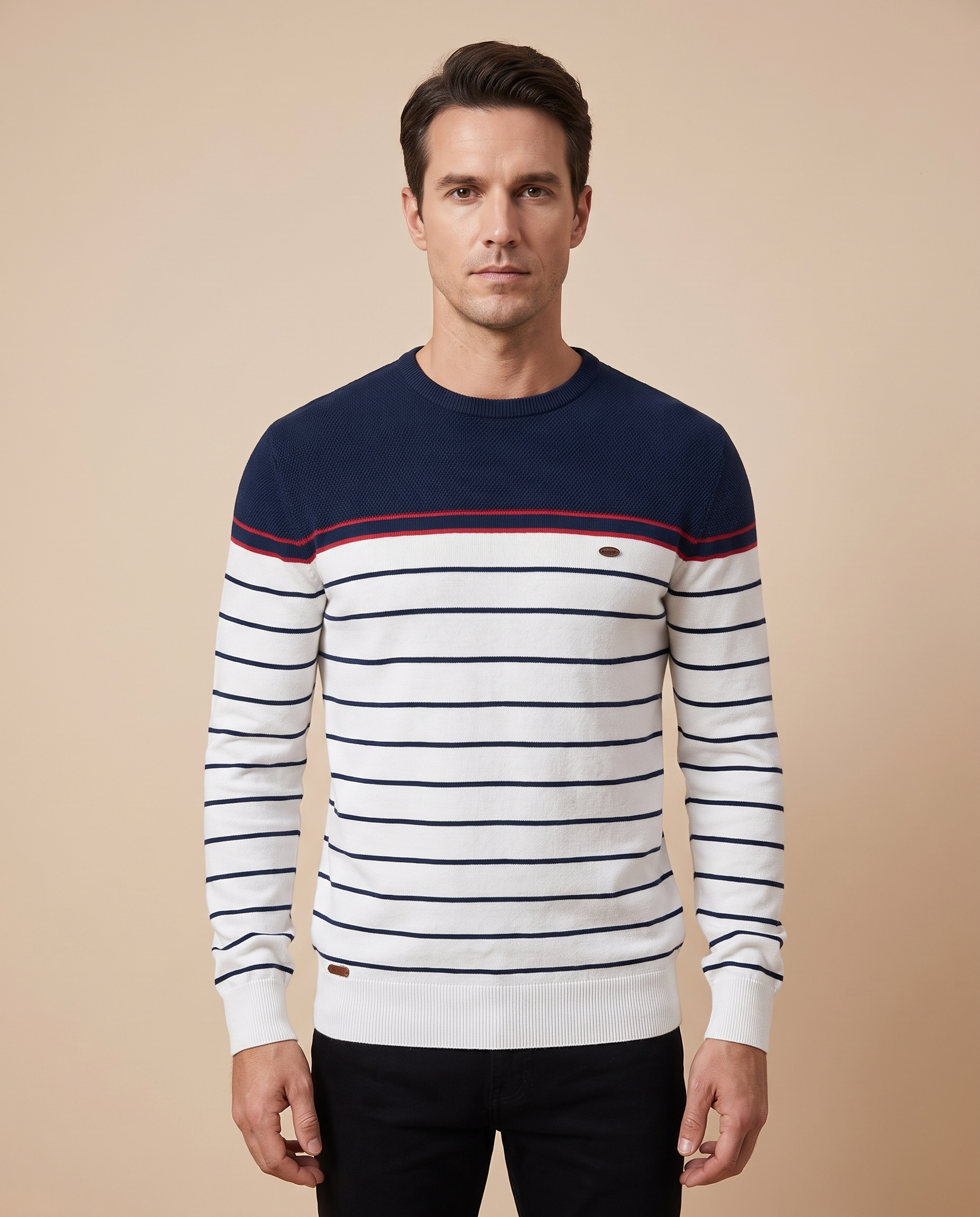 Herrenstrick com modelo masculino em fundo bege