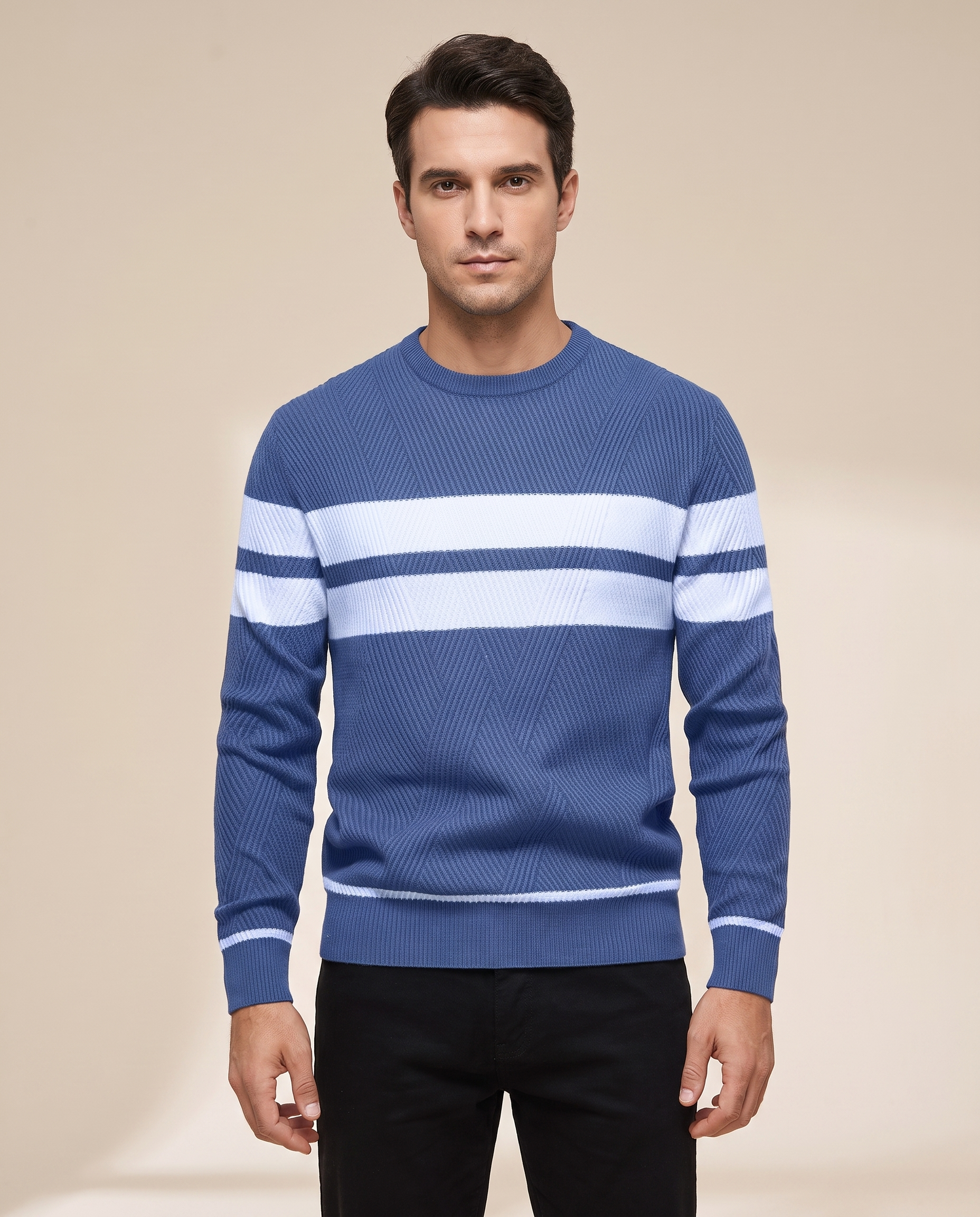 Herrenstrick com modelo masculino em fundo bege