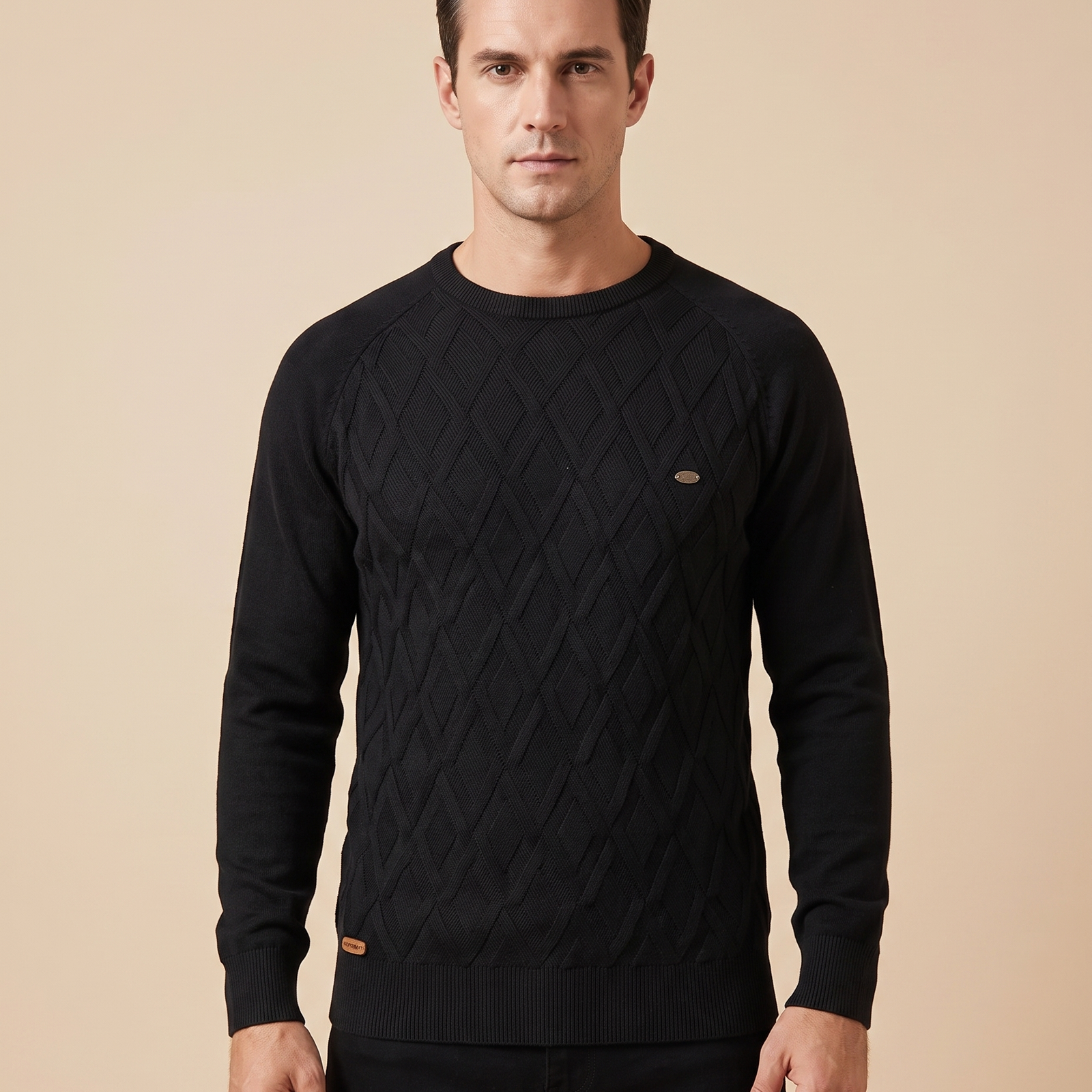 Herrenstrick com modelo masculino em fundo bege
