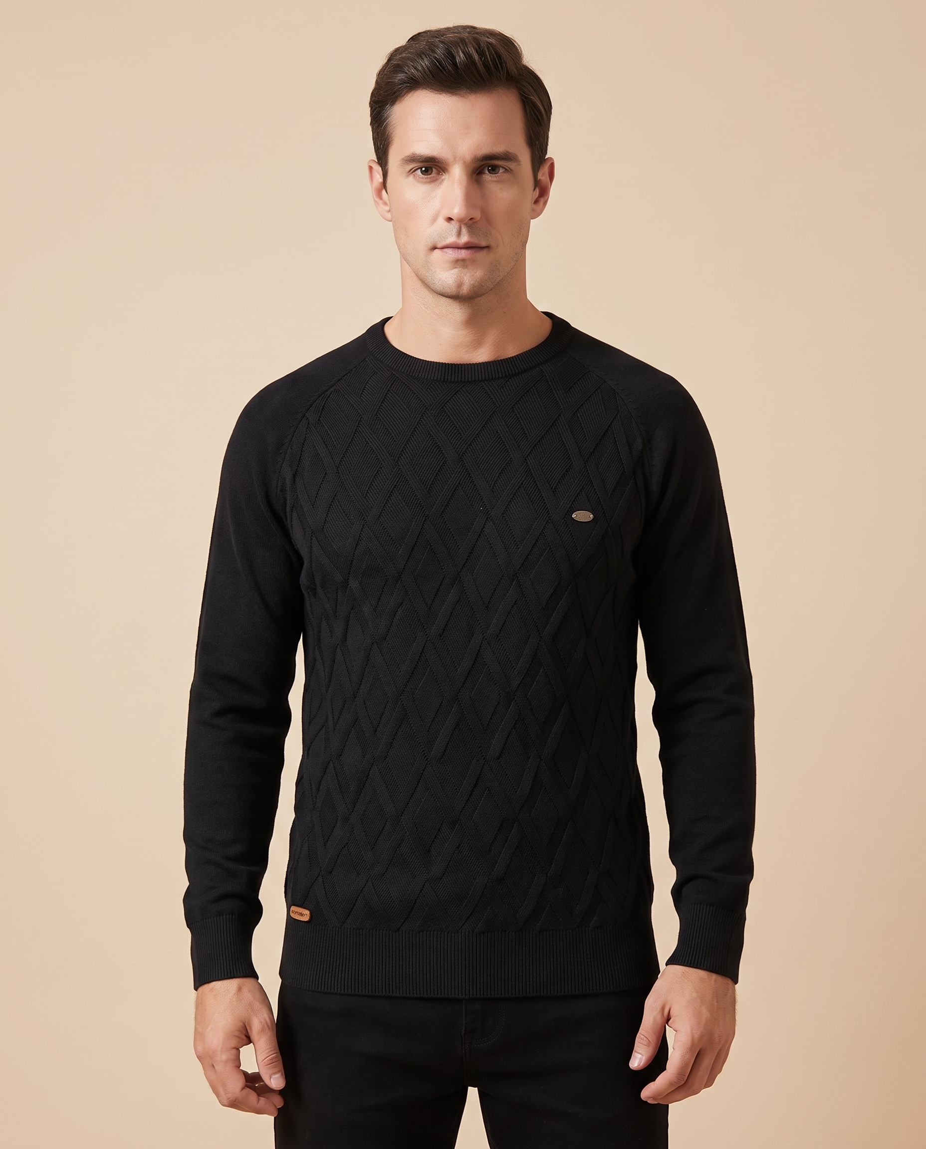 Herrenstrick com modelo masculino em fundo bege