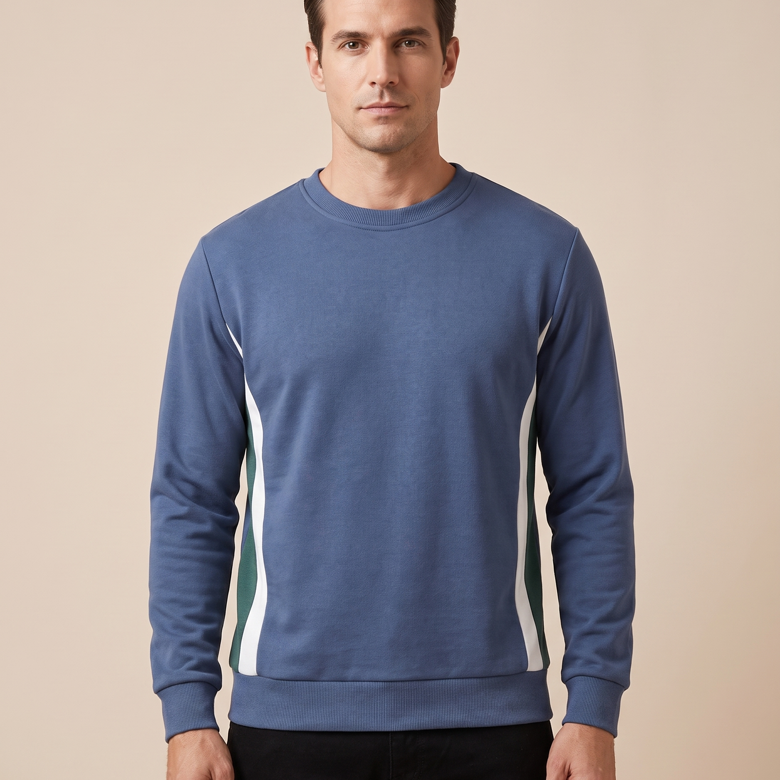 Herrenstrick com modelo masculino em fundo bege