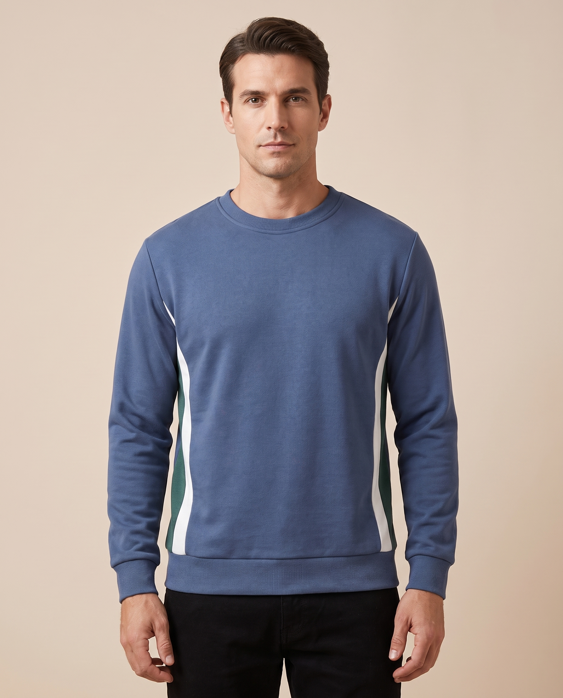 Herrenstrick com modelo masculino em fundo bege