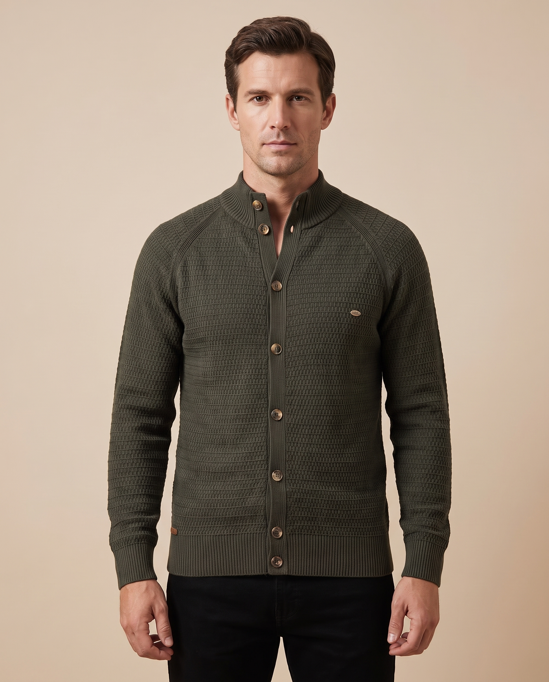 Herrenstrick com modelo masculino em fundo bege