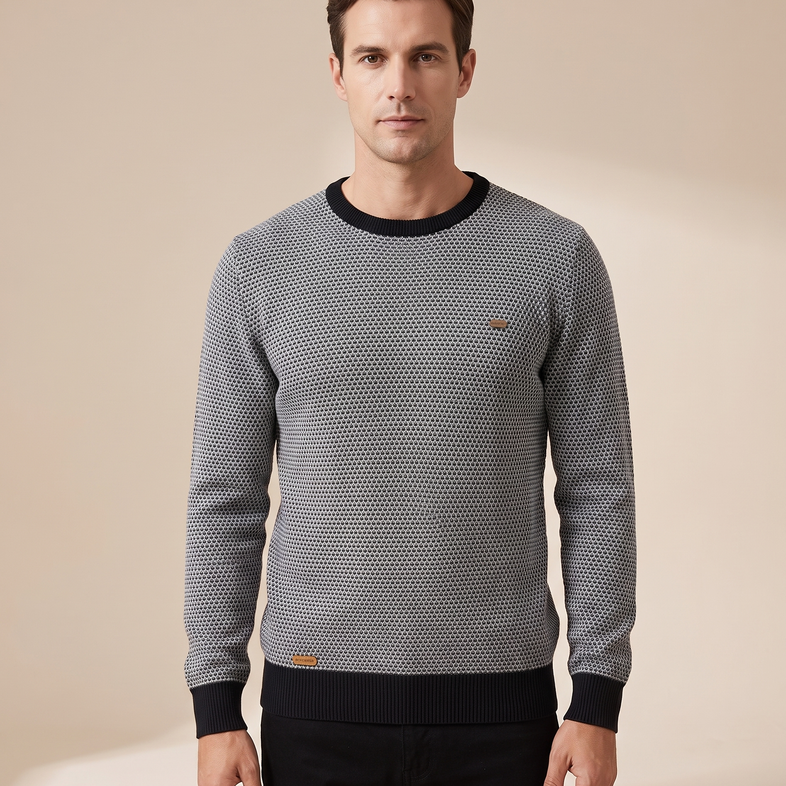 Herrenstrick com modelo masculino em fundo bege