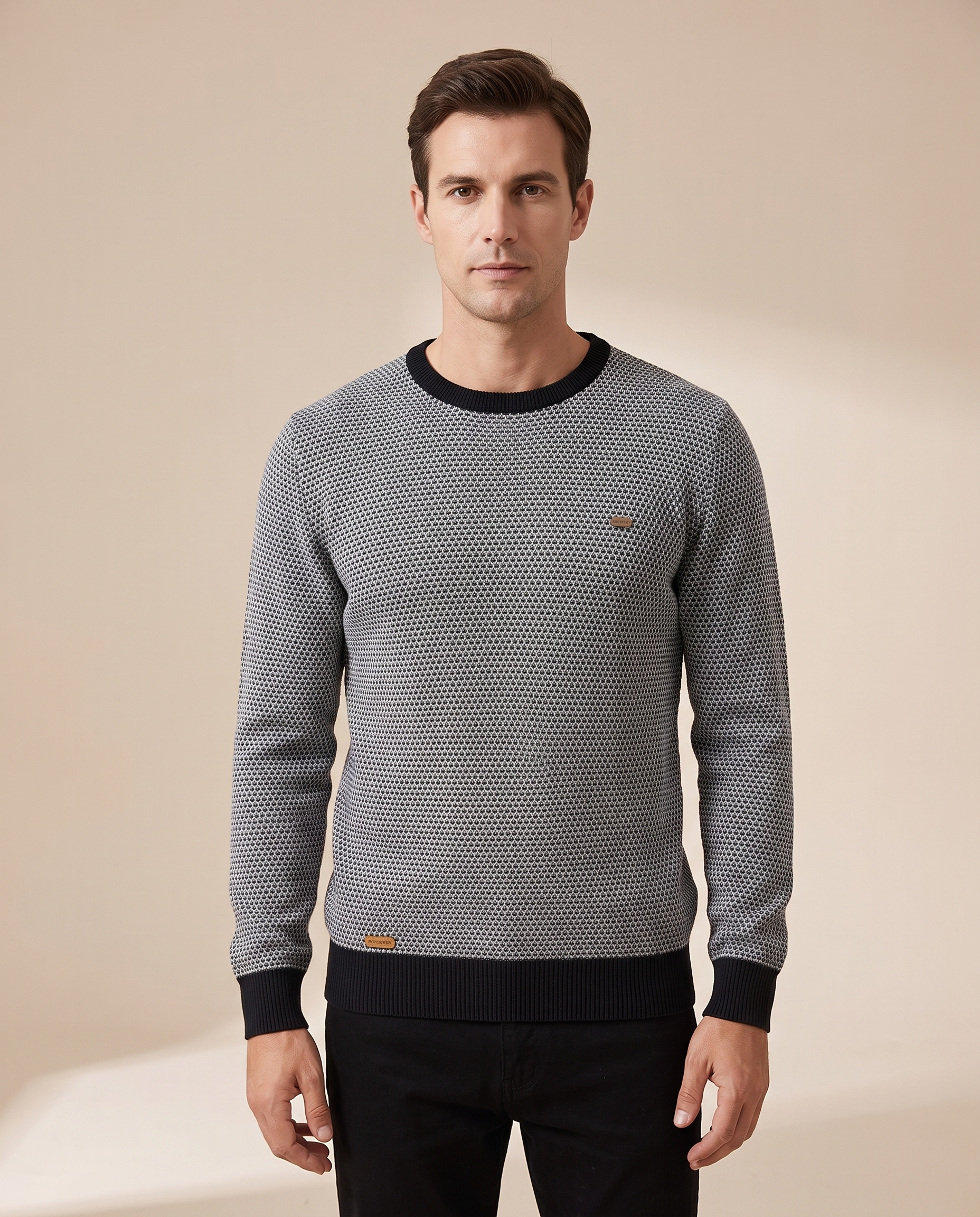 Herrenstrick com modelo masculino em fundo bege
